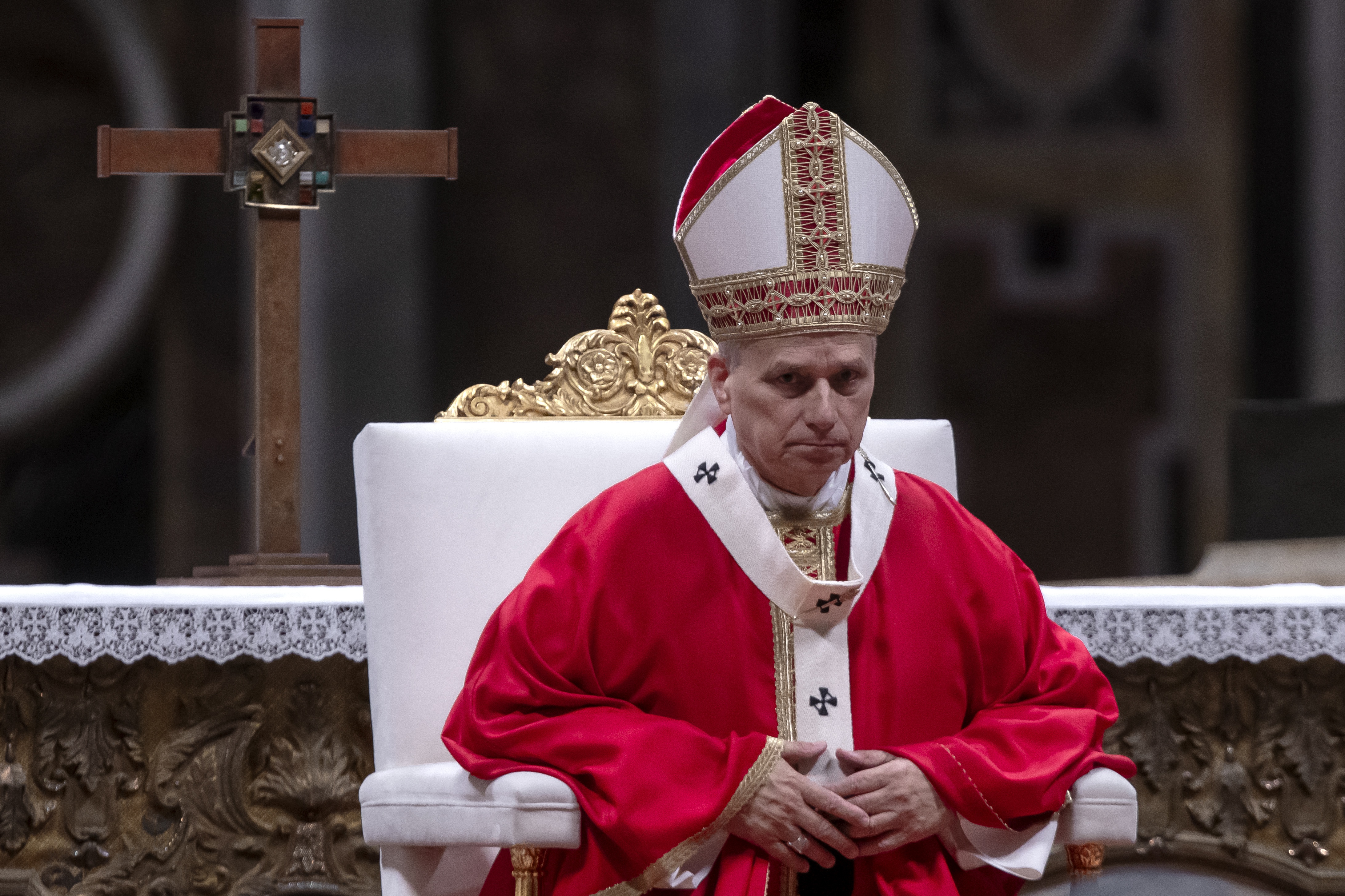 El papa León XIV, vestido con las vestiduras ceremoniales rojas y blancas, durante un acto en el Vaticano el 8 de octubre de 2026. El primer papa estadounidense, elegido en 2025, se está preparando para un viaje del 6 al 17 de noviembre a Uruguay, Argentina y Perú, aunque han surgido dudas sobre si su próxima operación podría afectar al itinerario. | Fuente: Getty Images