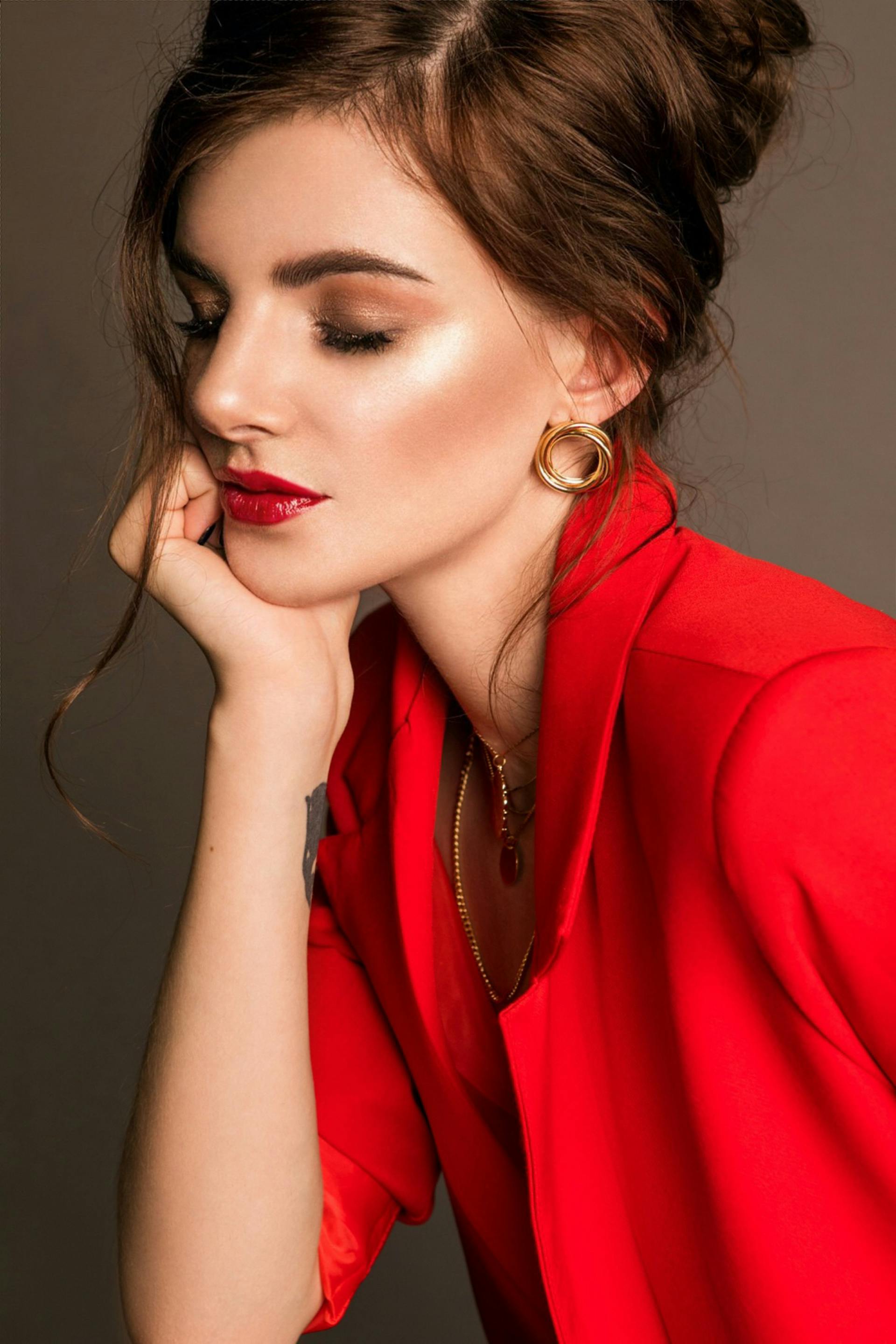 Una mujer con los labios pintados de rojo | Fuente: Pexels