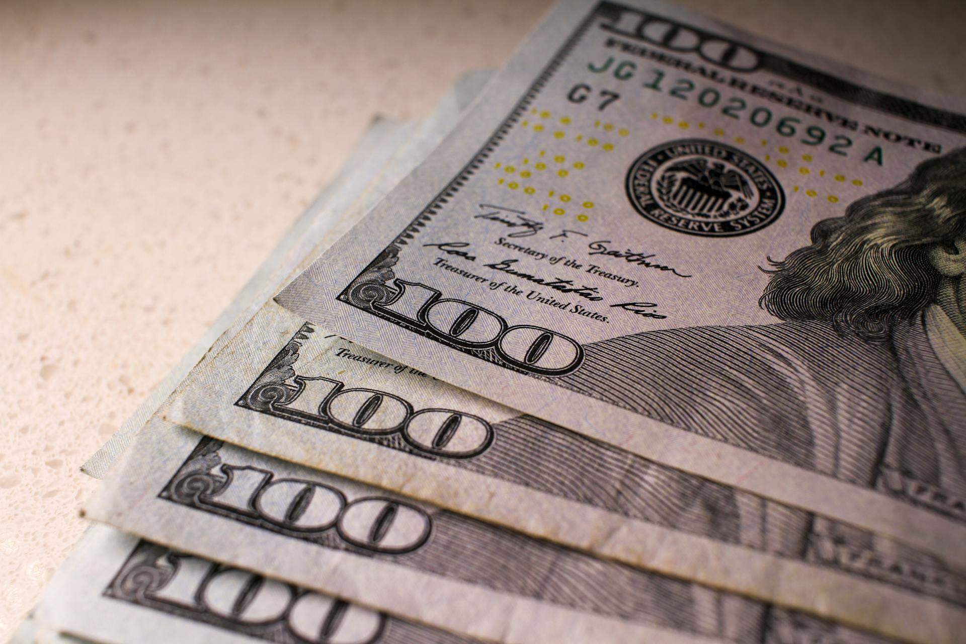 Primer plano de billetes de $100 | Fuente: Pexels