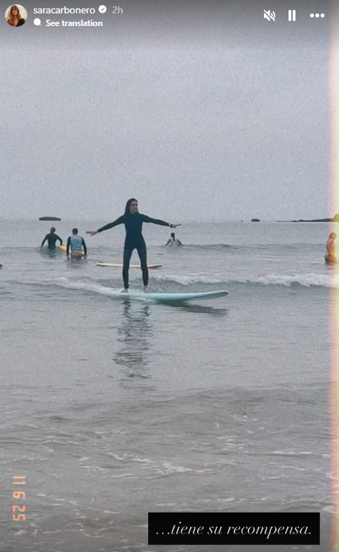 Sara Carbonero sobre una tabla de Surf desde la Plage de la Côte des Basques | Fuente: Instagram Stories/saracarbonero