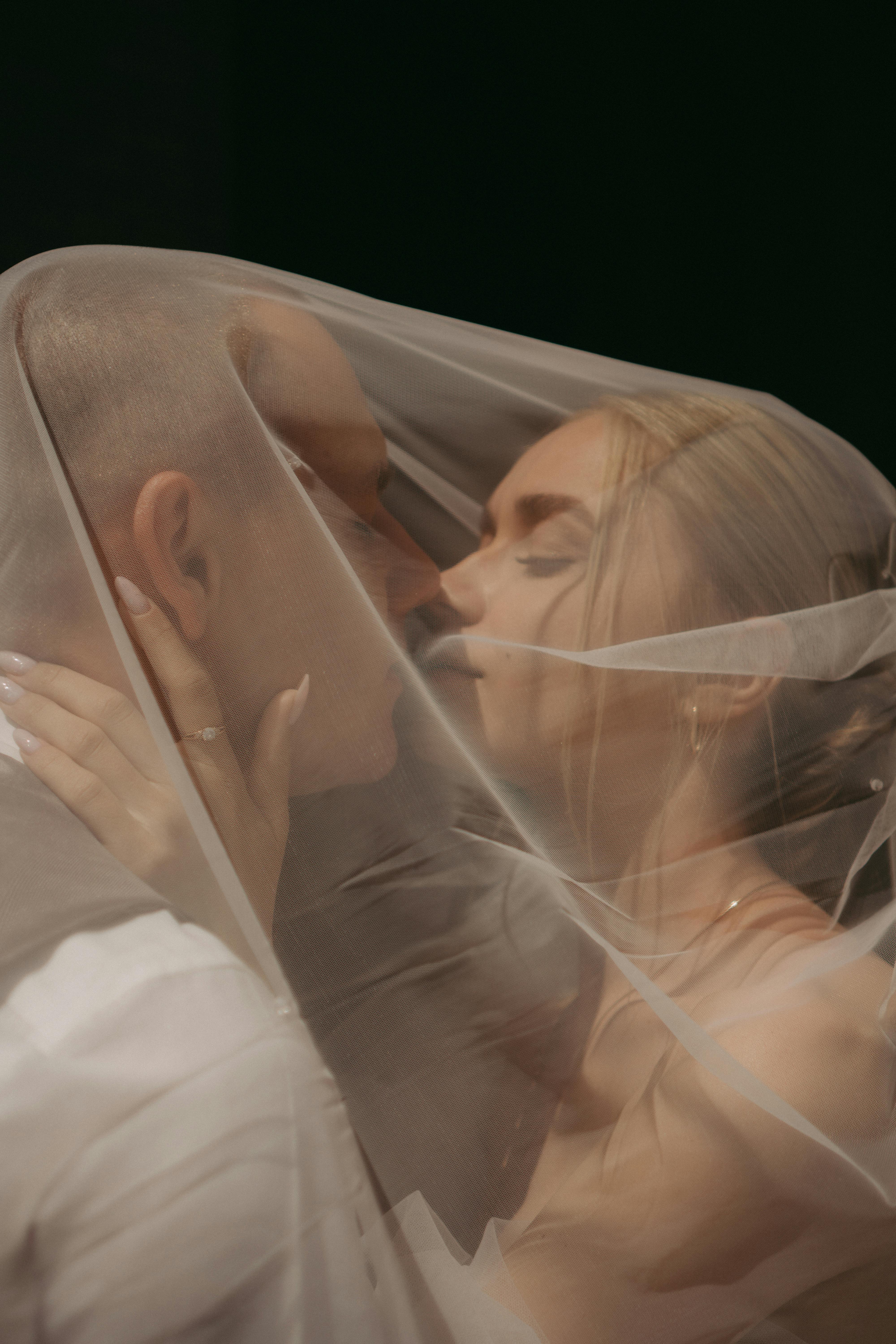Novios se besan el día de su boda | Fuente: Pexels