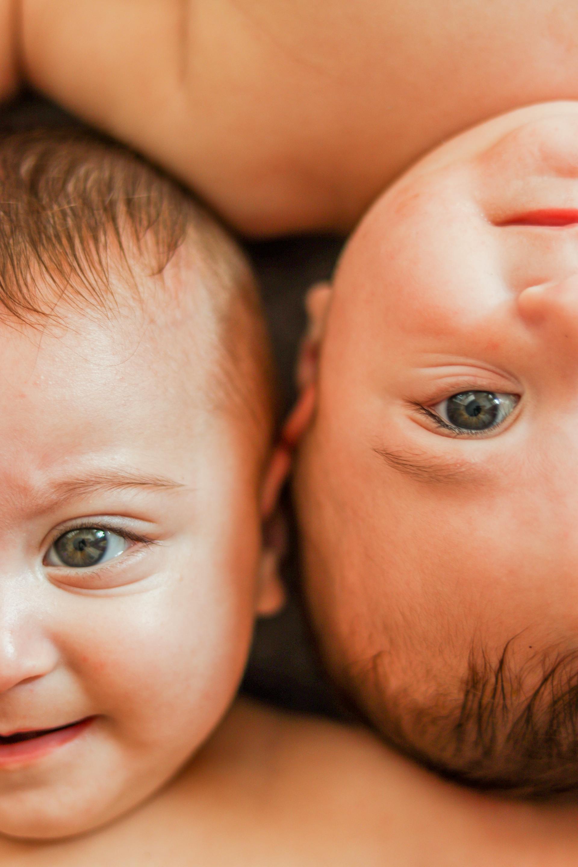 Primer plano de dos bebés gemelos | Fuente: Pexels