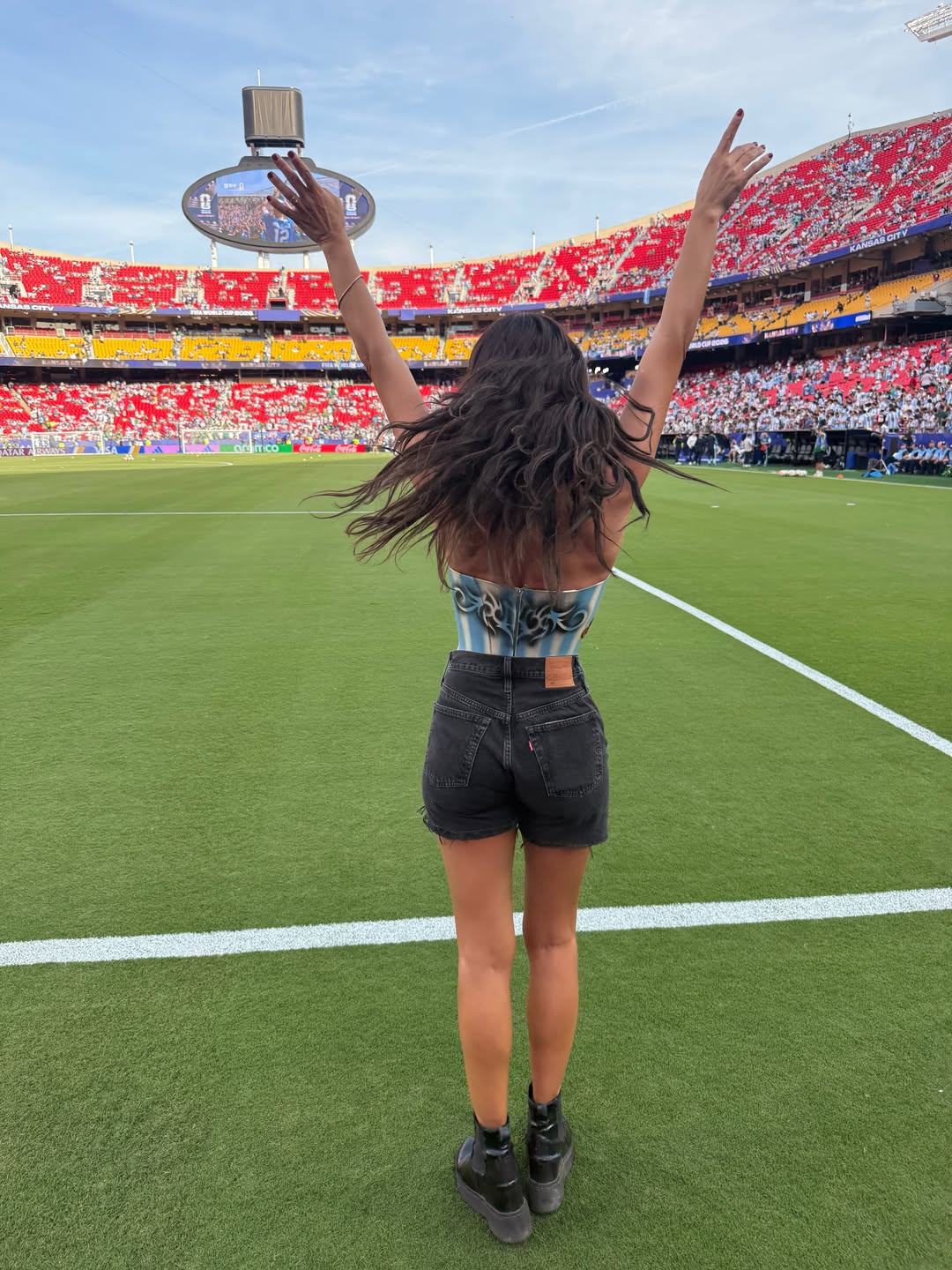 Carolina "Pampita" Ardohain mostrando su look para el debut de la Argentina en el Mundial 2026 | Fuente: Instagram/pampitaoficia