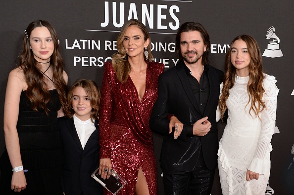 El músico colombiano Juanes, galardonado como Persona del Año, llega con su familia —su hija Paloma Aristizábal (izq.), su hijo Dante Aristizábal (2.° izq.), su esposa Karen Martínez (centro) y su hija Luna Aristizábal (der.)— a la gala de la Persona del Año 2019 de la Academia Latina de la Grabación, durante la 20.ª Entrega Anual de los Latin Grammy en Las Vegas, Nevada, el 13 de noviembre de 2019 | Fuente: Getty Images