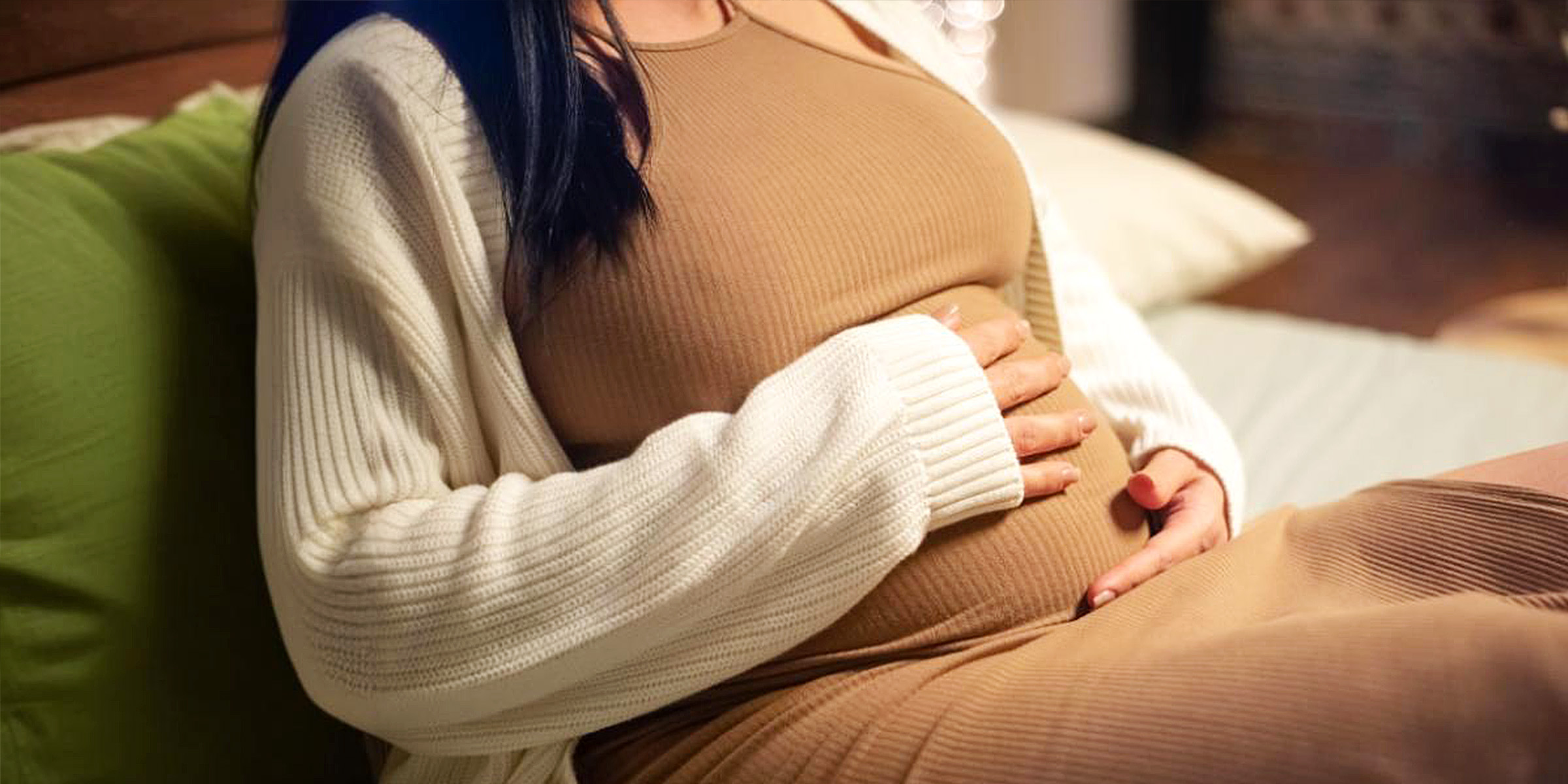 Una mujer embarazada acunando su vientre | Fuente: Freepik