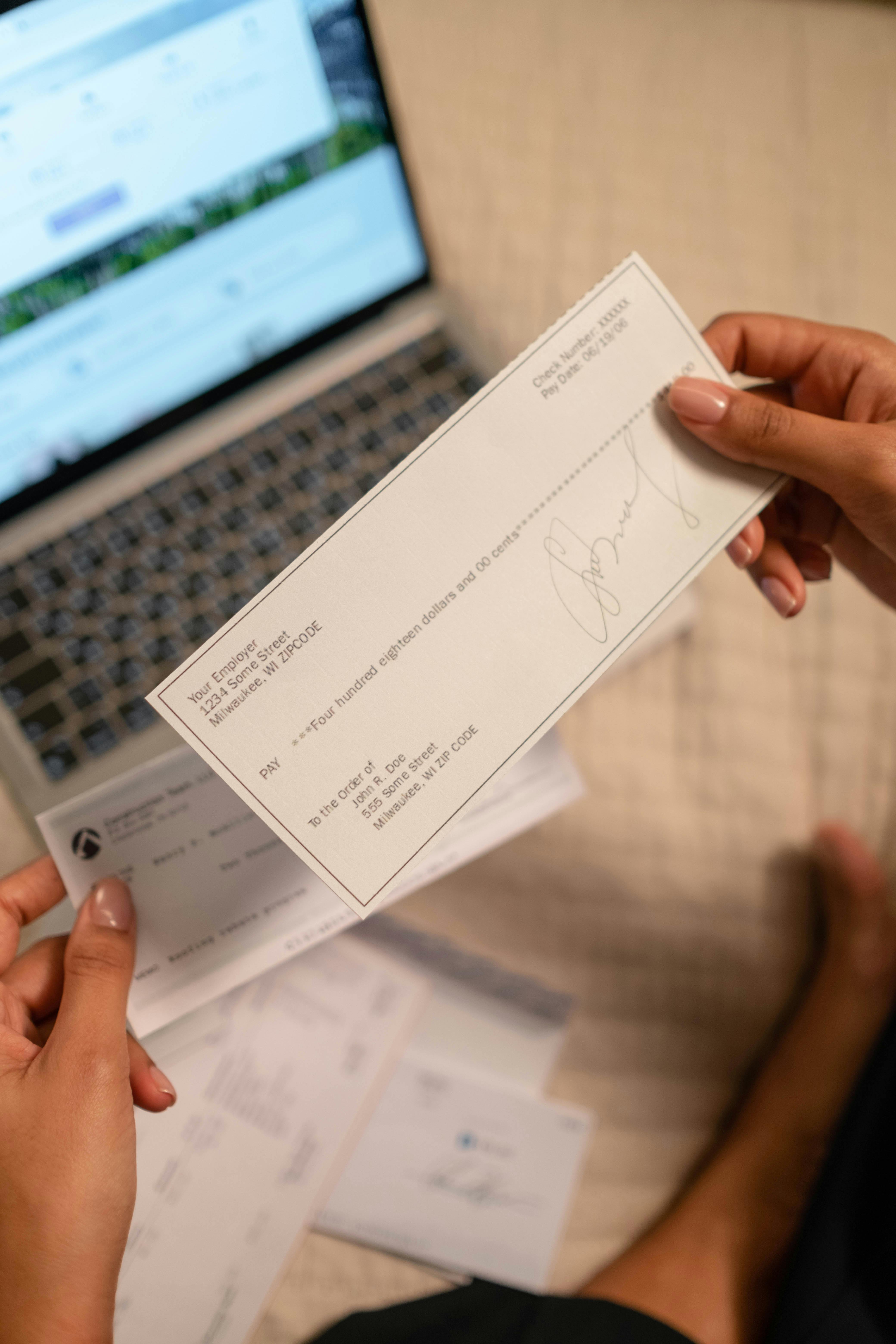 Una mujer sosteniendo un cheque | Fuente: Pexels