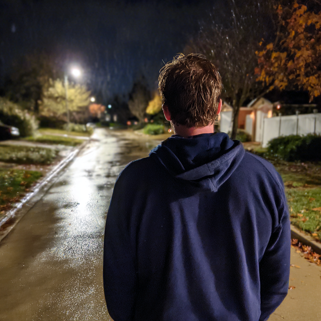 Un hombre caminando bajo la lluvia | Fuente: Midjourney