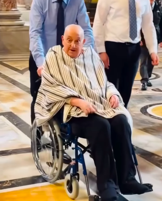 El Papa Francisco durante su visita a la Basílica de San Pedro. | Fuente: Instagram/cruxstationalis