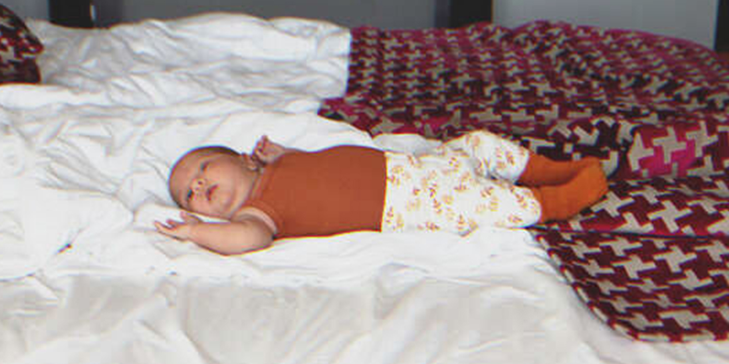 Bebé acostado en la cama | Fuente: Shutterstock