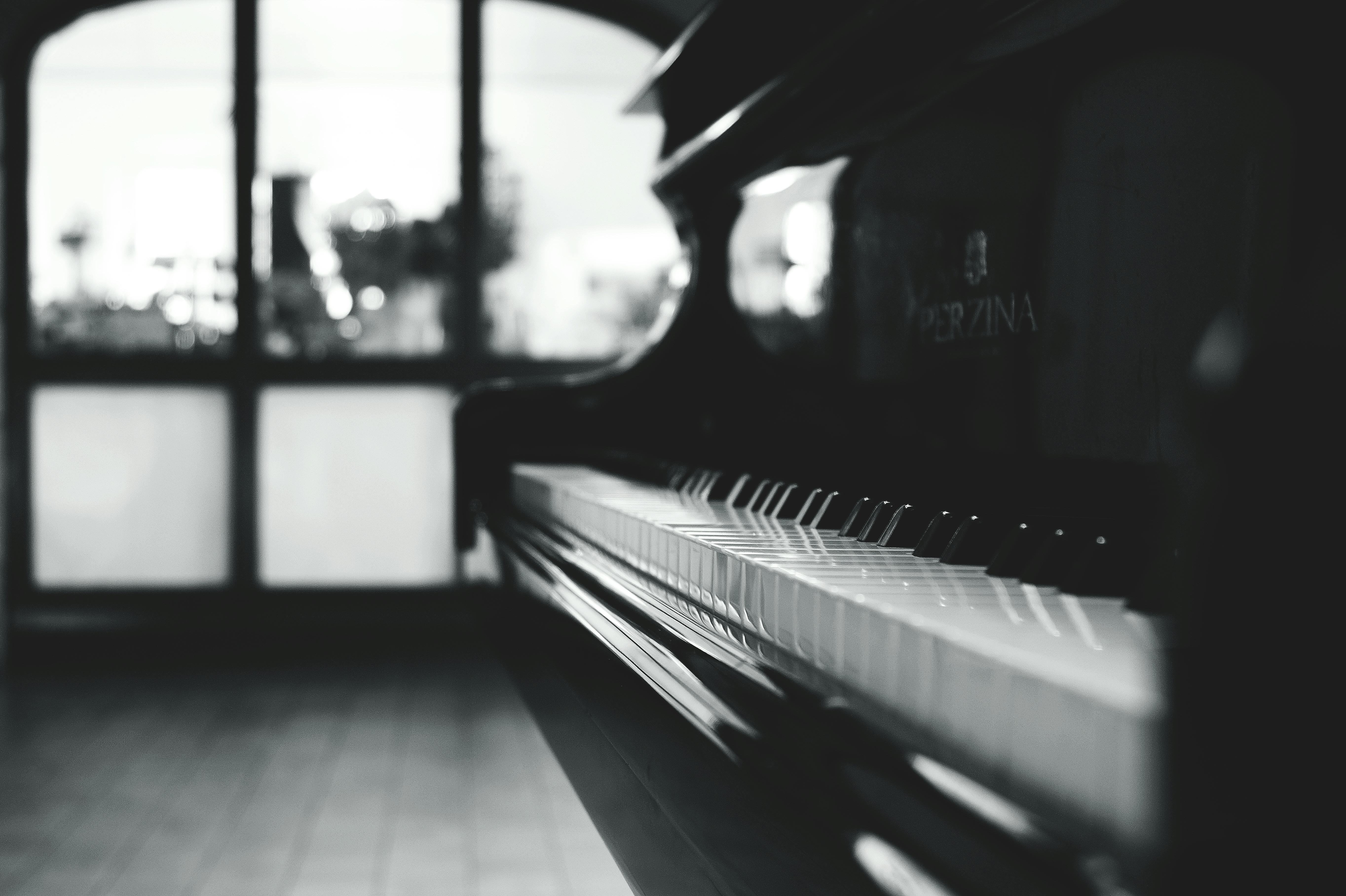 Un piano negro | Fuente: Pexels