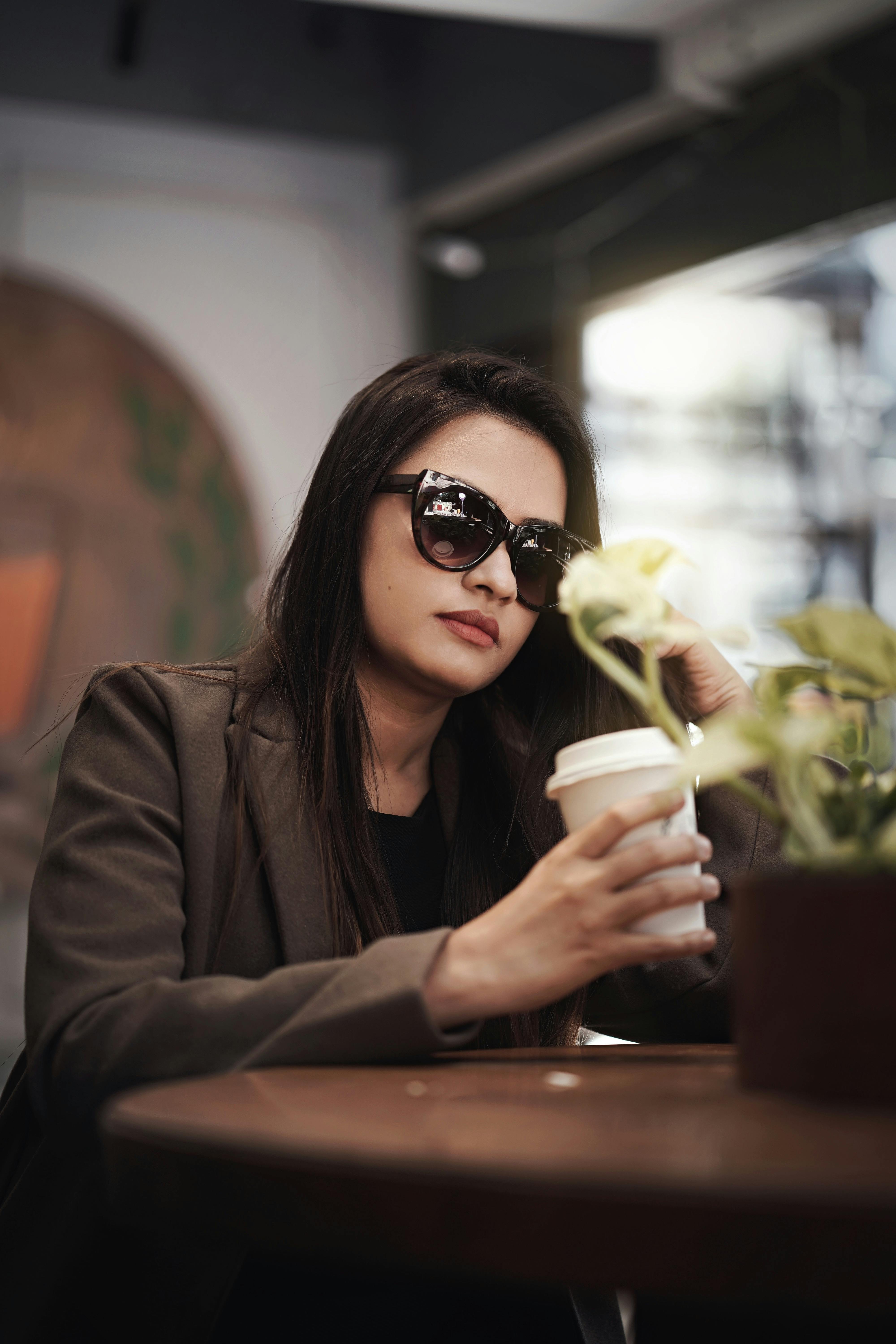 Mujer con una taza de café en la mano | Fuente: Pexels