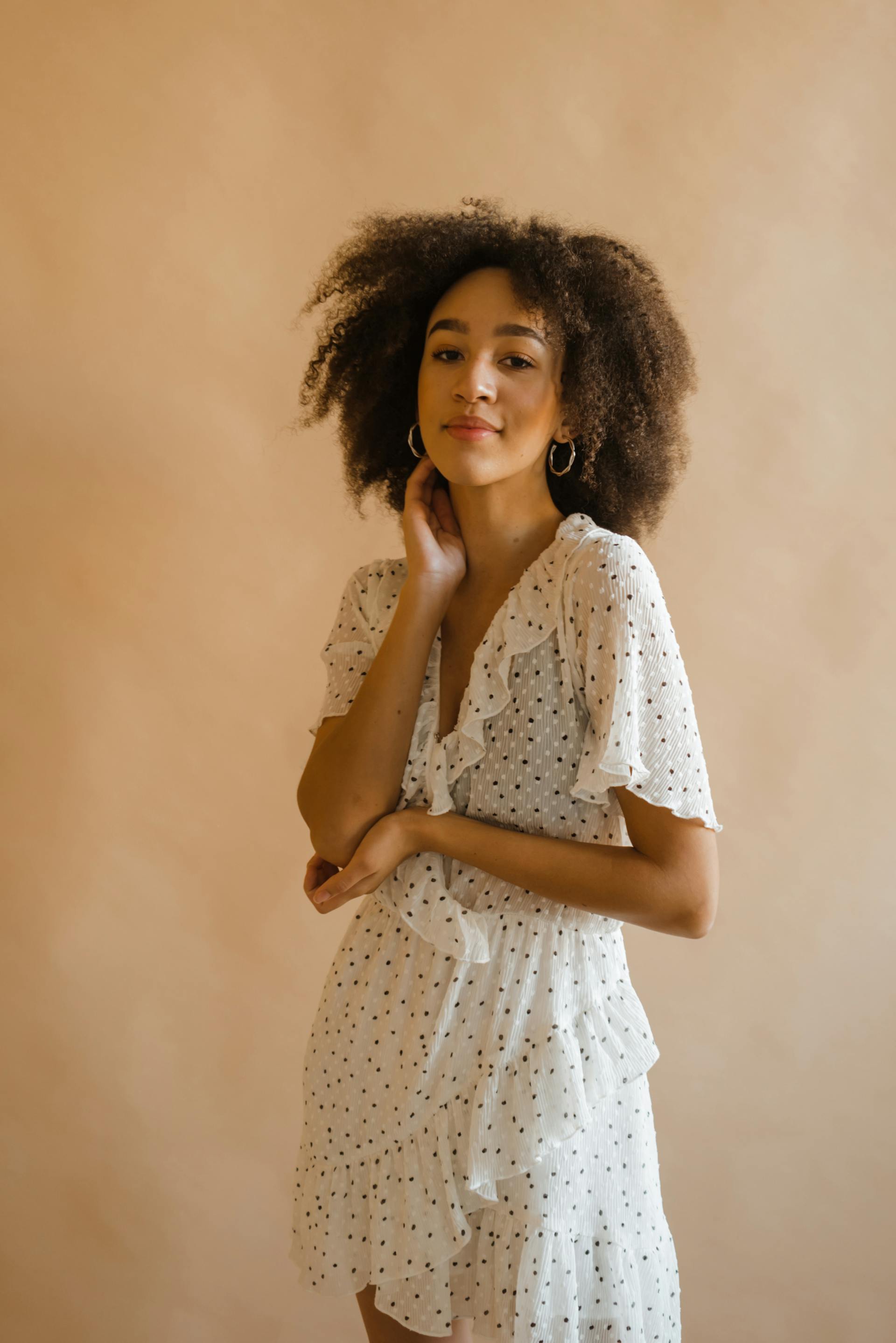 Una mujer con una sonrisa socarrona | Fuente: Pexels