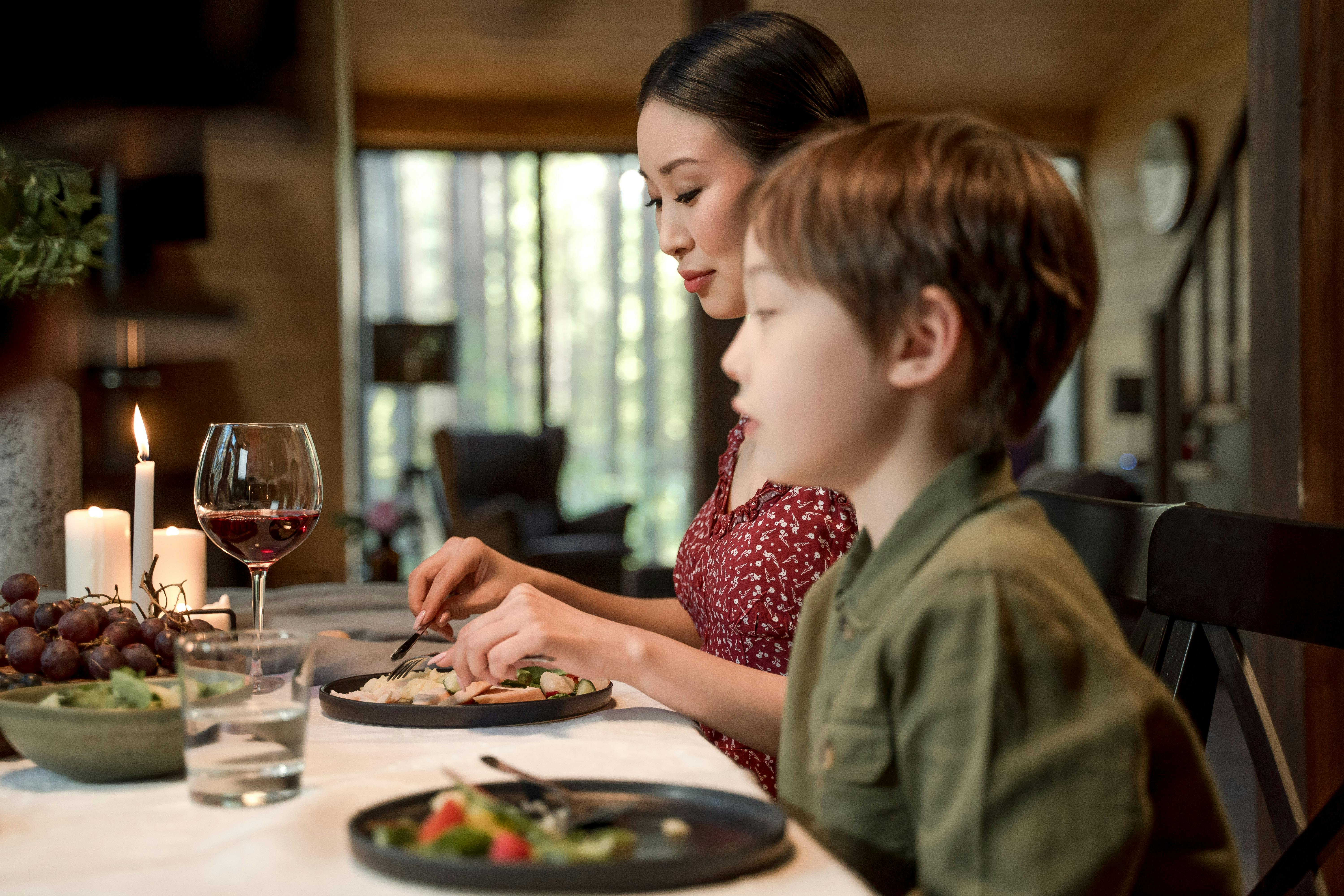 Madre e hijo cenando | Fuente: Pexels