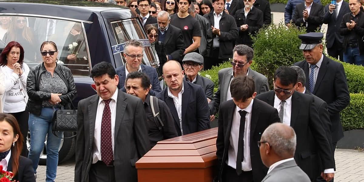 Familiares cargan el féretro de Jaime Esteban Moreno. | Fuente: Facebook/Noticias Huila Digital.