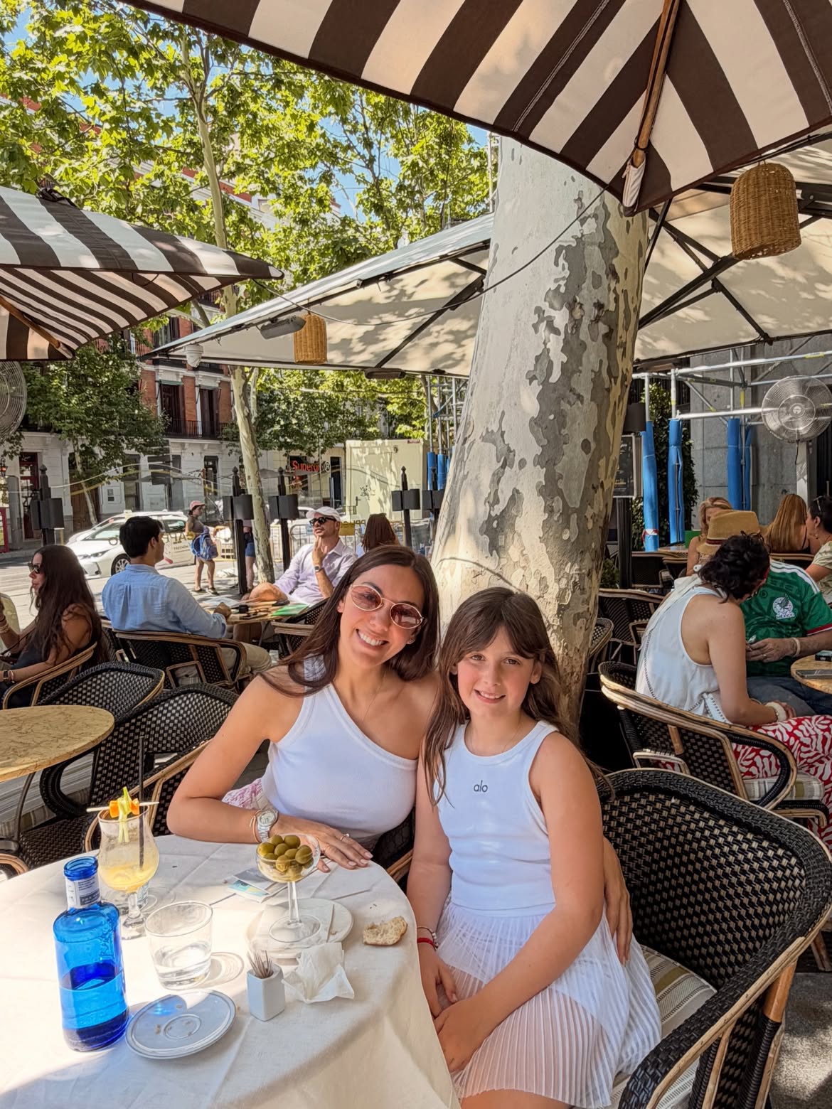 Floppy Tesouro junto a su hija Moorea en un restaurante de Madrid, España | Fuente: Instagram/ floppytesouro