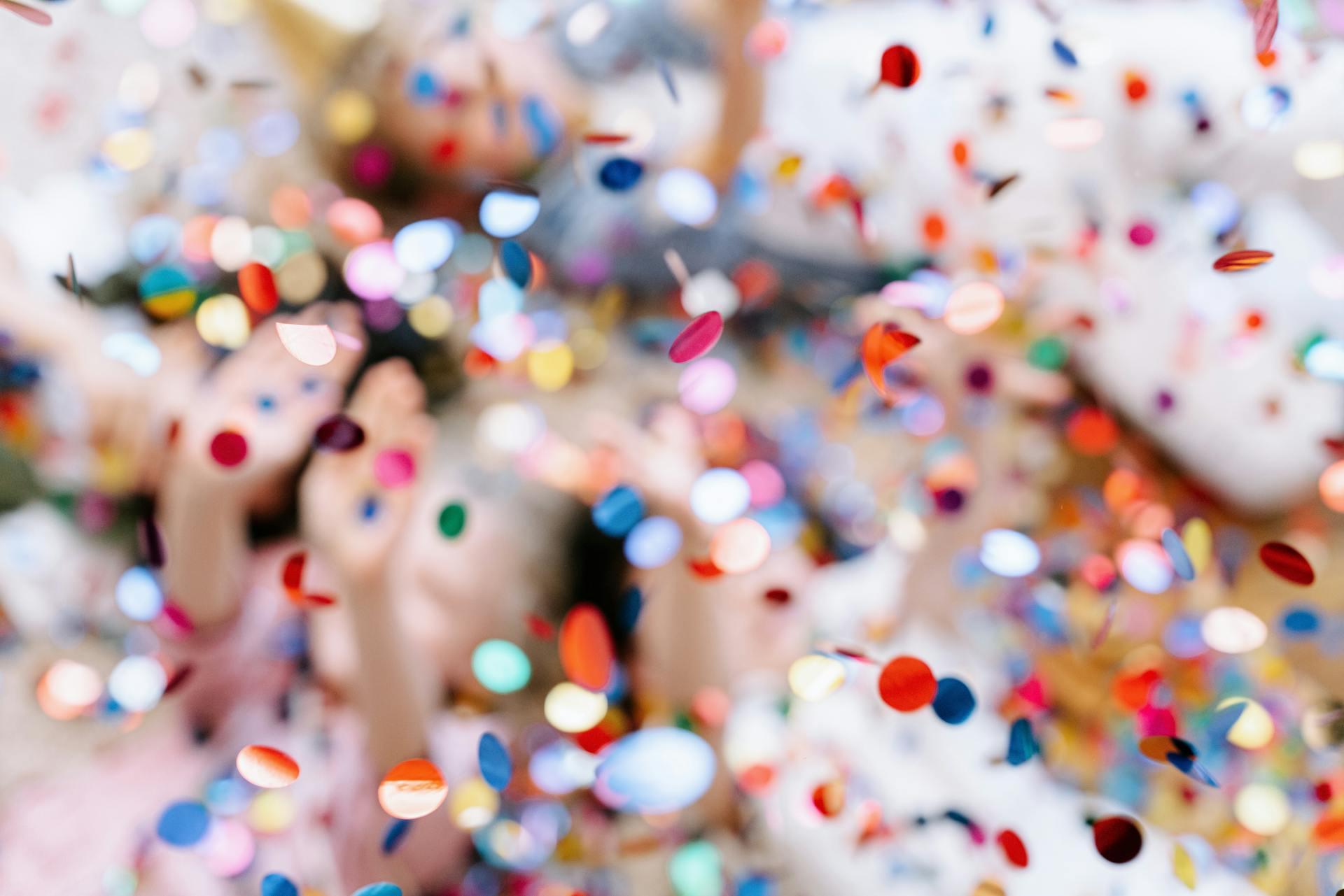 Confeti volando en el aire | Fuente: Pexels