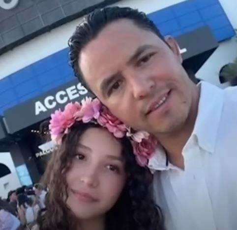 Paloma Nicole junto a su padre | Fuente: YouTube/NoticiasTelemundo