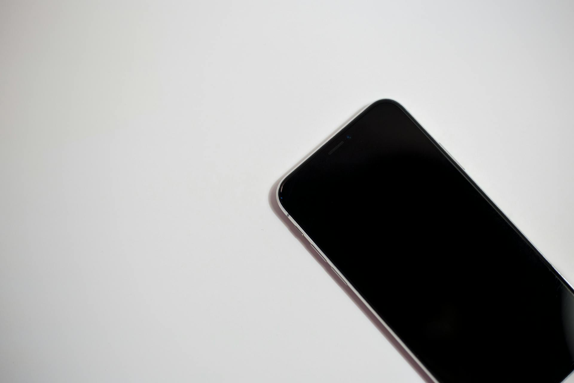 Un móvil sobre una mesa | Fuente: Pexels