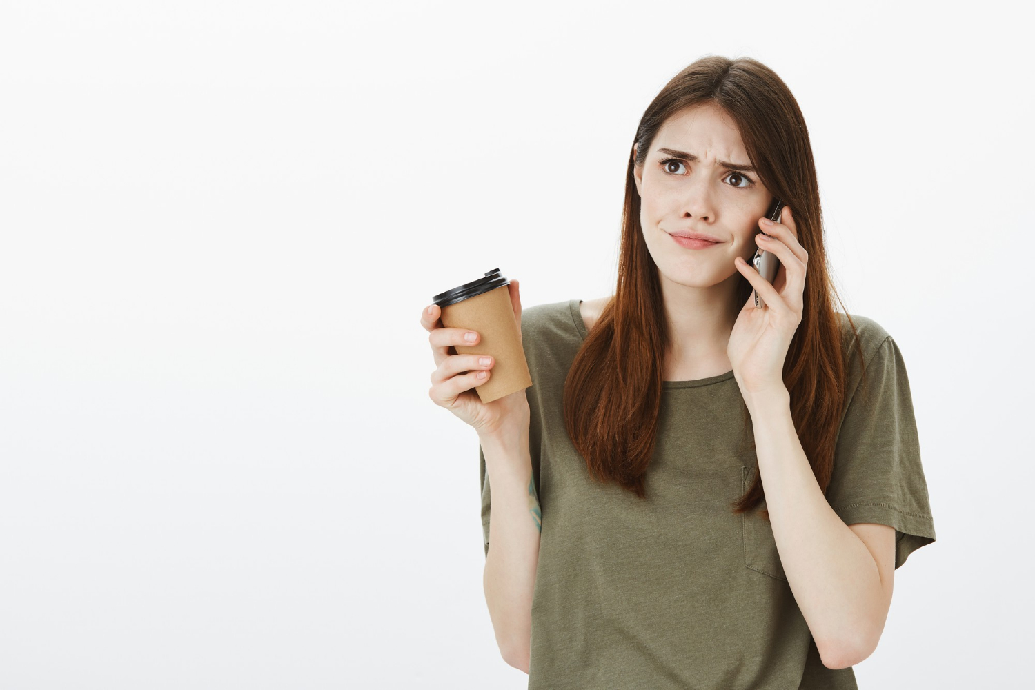 Una mujer molesta hablando por teléfono | Fuente: Freepik