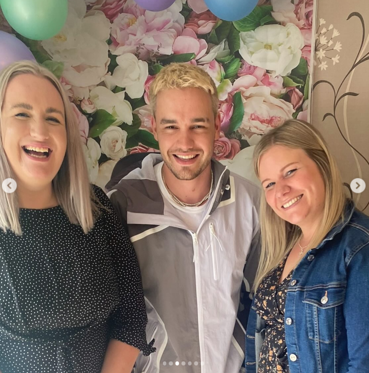 Liam Payne sonriendo con sus hermanas en un evento familiar, rodeado de decoración floral y globos. | Fuente: Instagram/@np2788