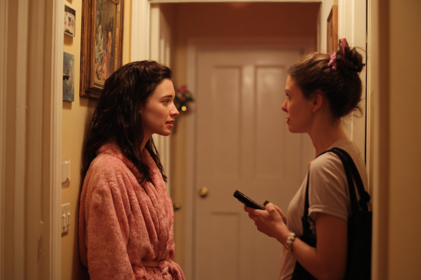 Dos mujeres hablando en el pasillo de una casa | Fuente: Midjourney