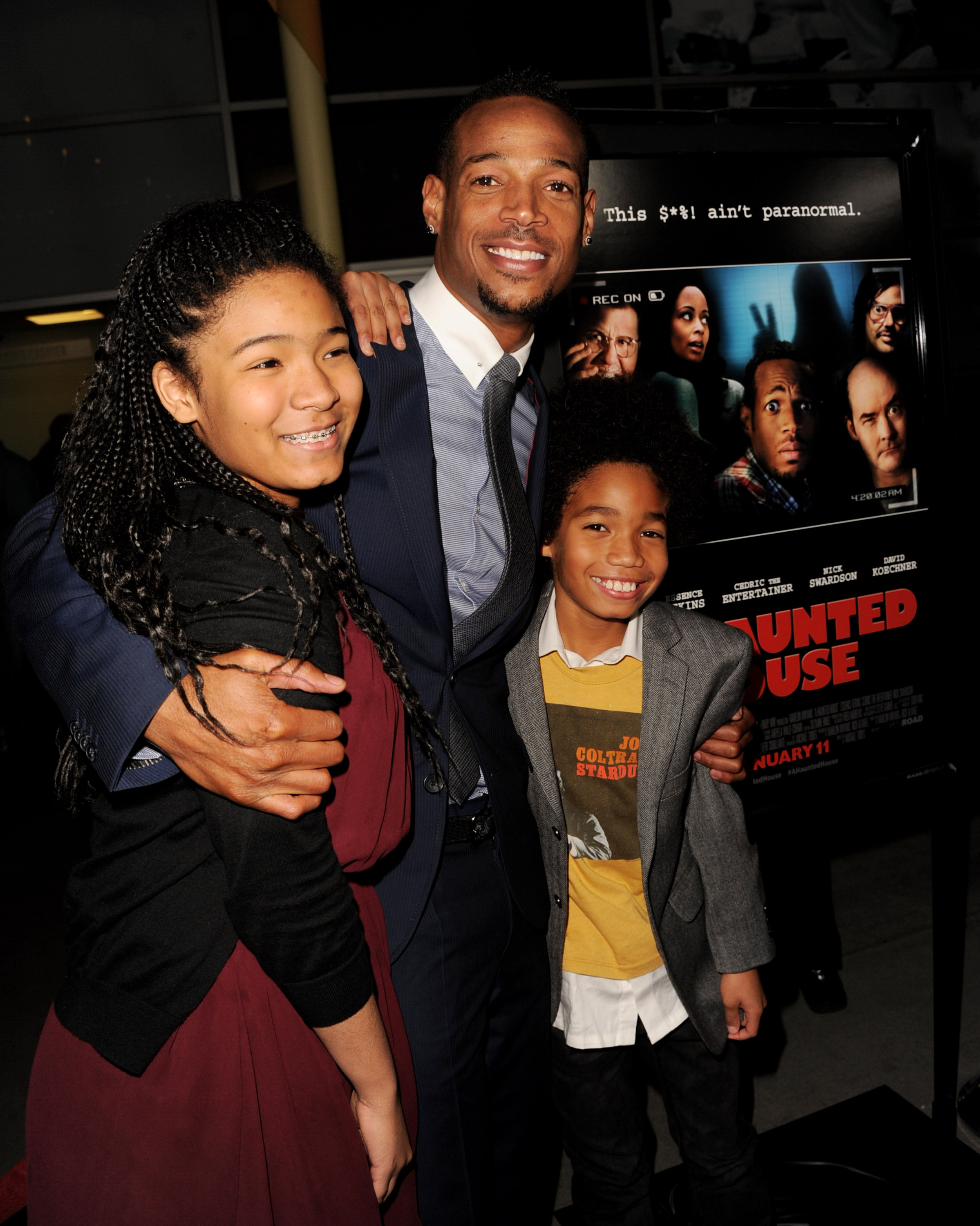 Marlon Wayans con su hija Amai y su hijo Shawn posan en el estreno de "A Haunted House" el 3 de enero de 2013 | Fuente: Getty Images