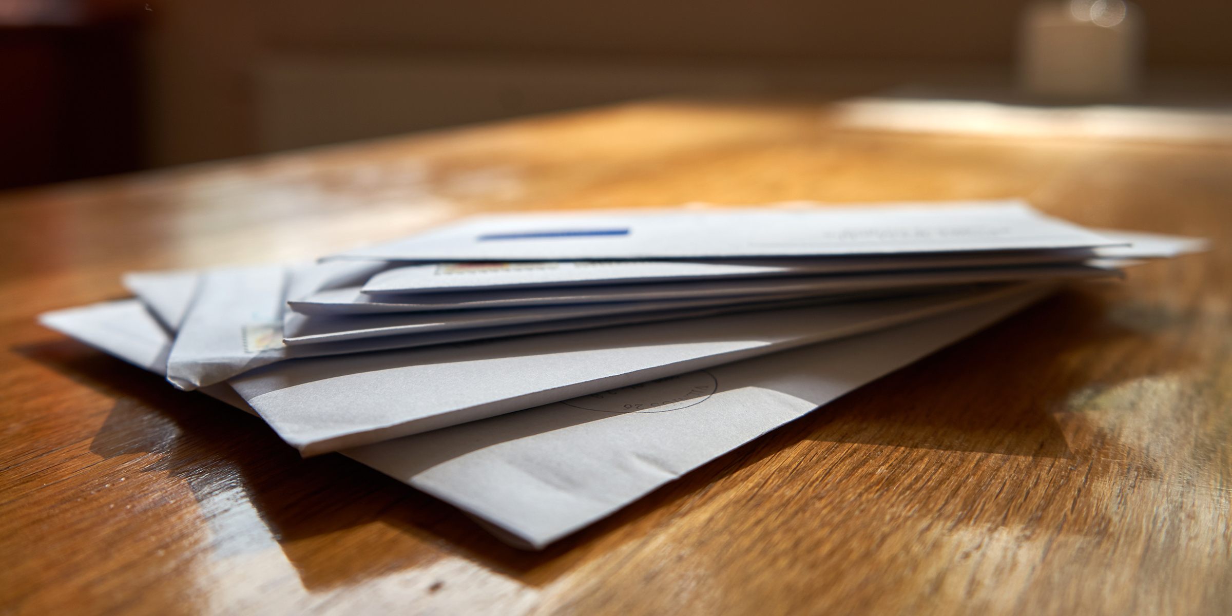 Correo sobre una mesa | Fuente: Shutterstock
