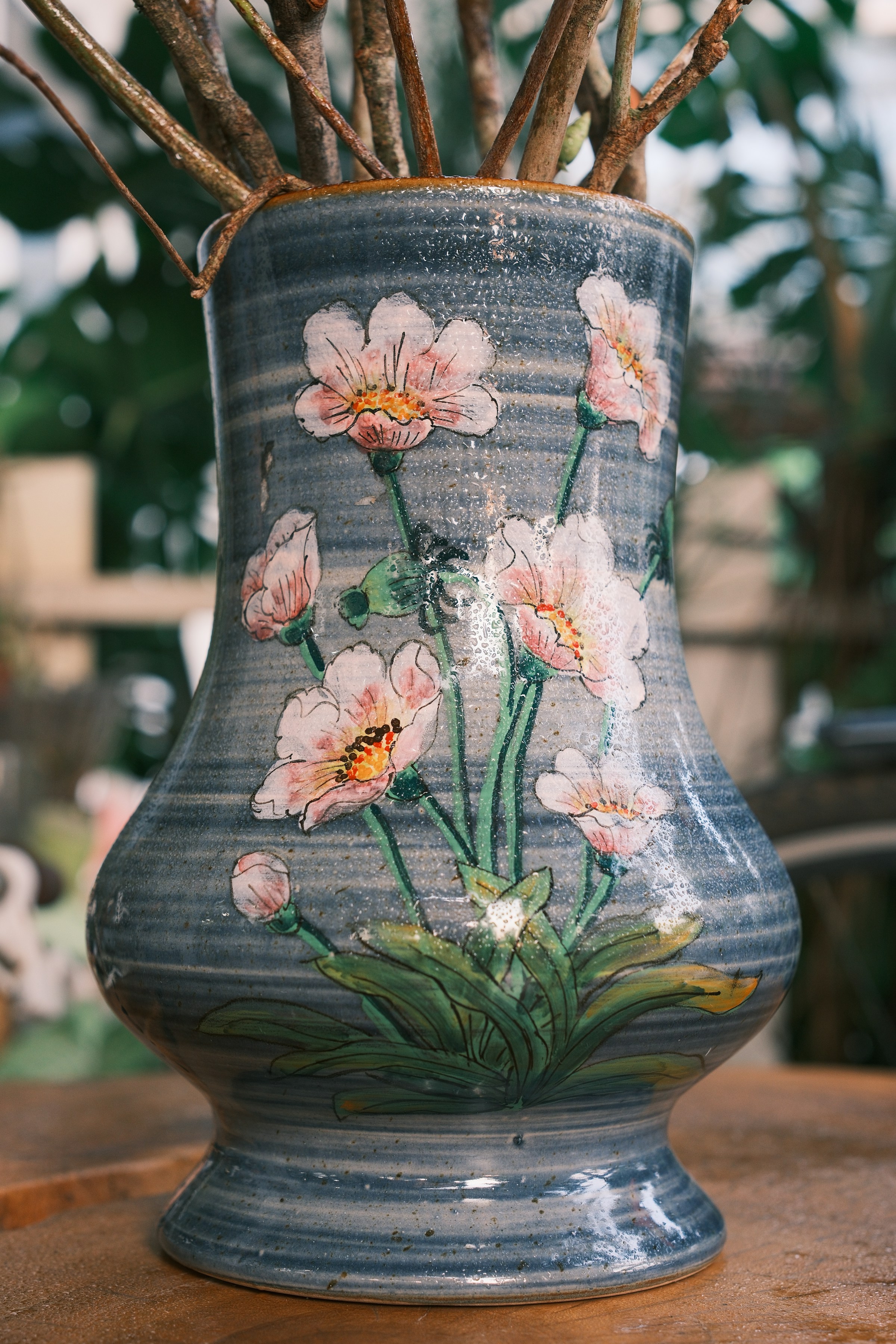 Un jarrón pintado a mano sobre una mesa | Fuente: Unsplash