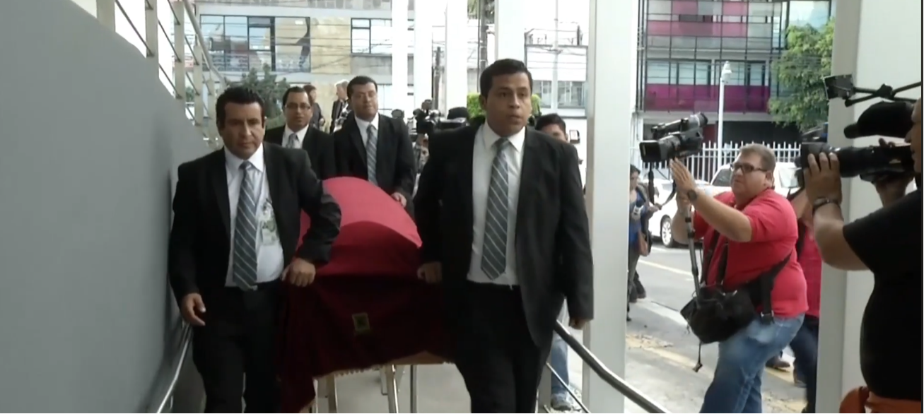 Personas trasladando el ataúd de Karla Álvarez durante su funeral | Fuente: YouTube/Univision Noticias