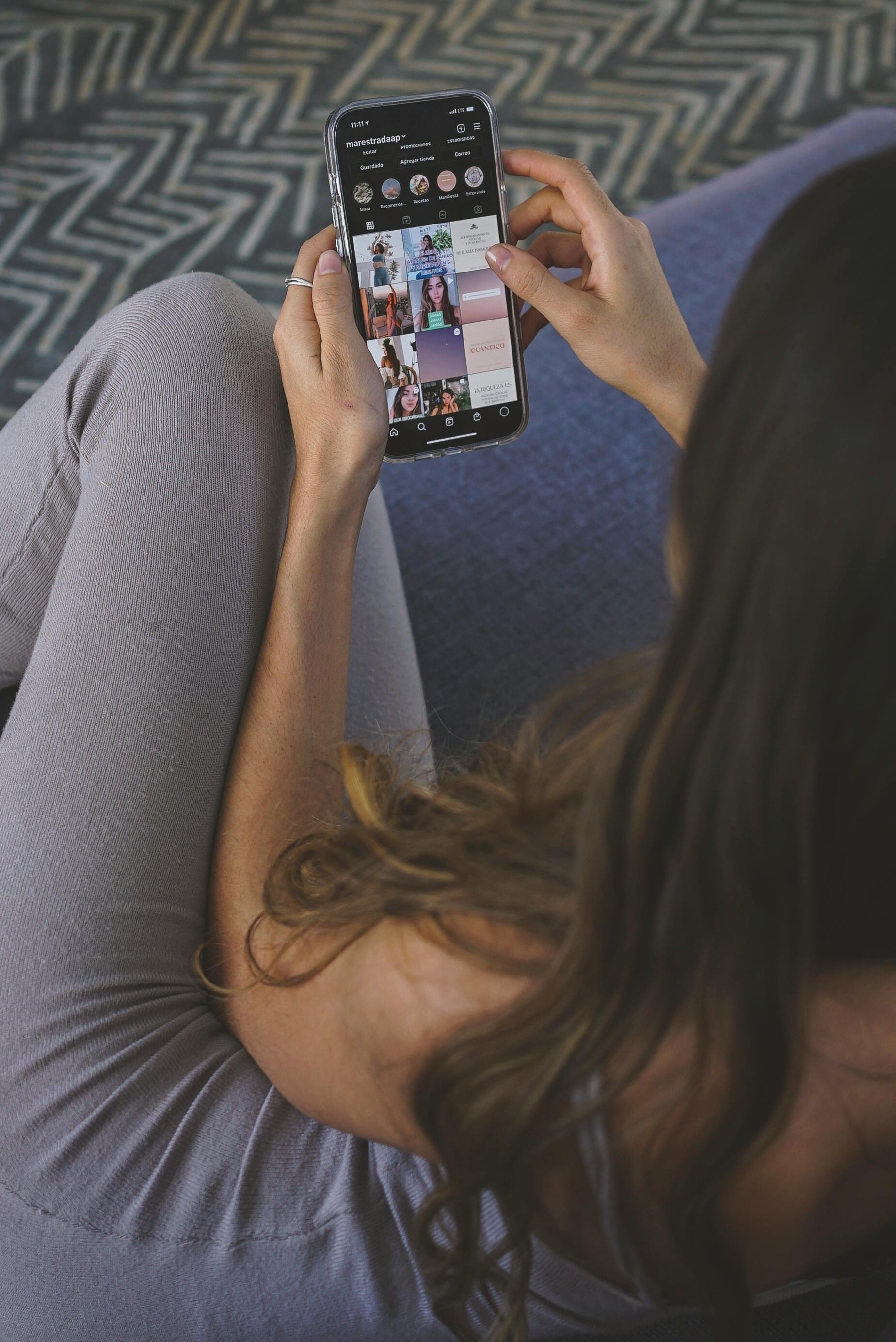 Una mujer usando su teléfono | Fuente: Pexels
