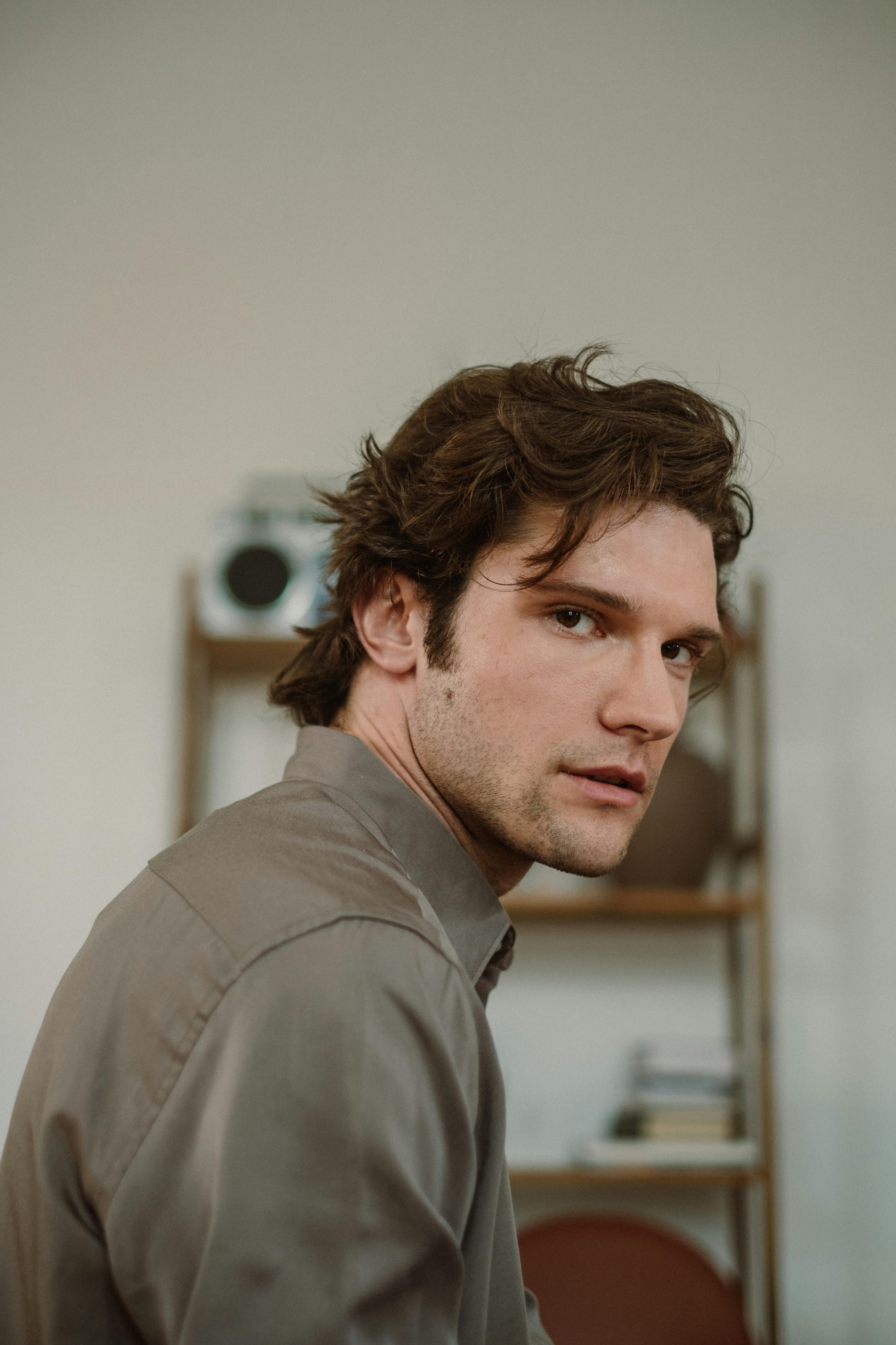 Un hombre serio | Fuente: Pexels