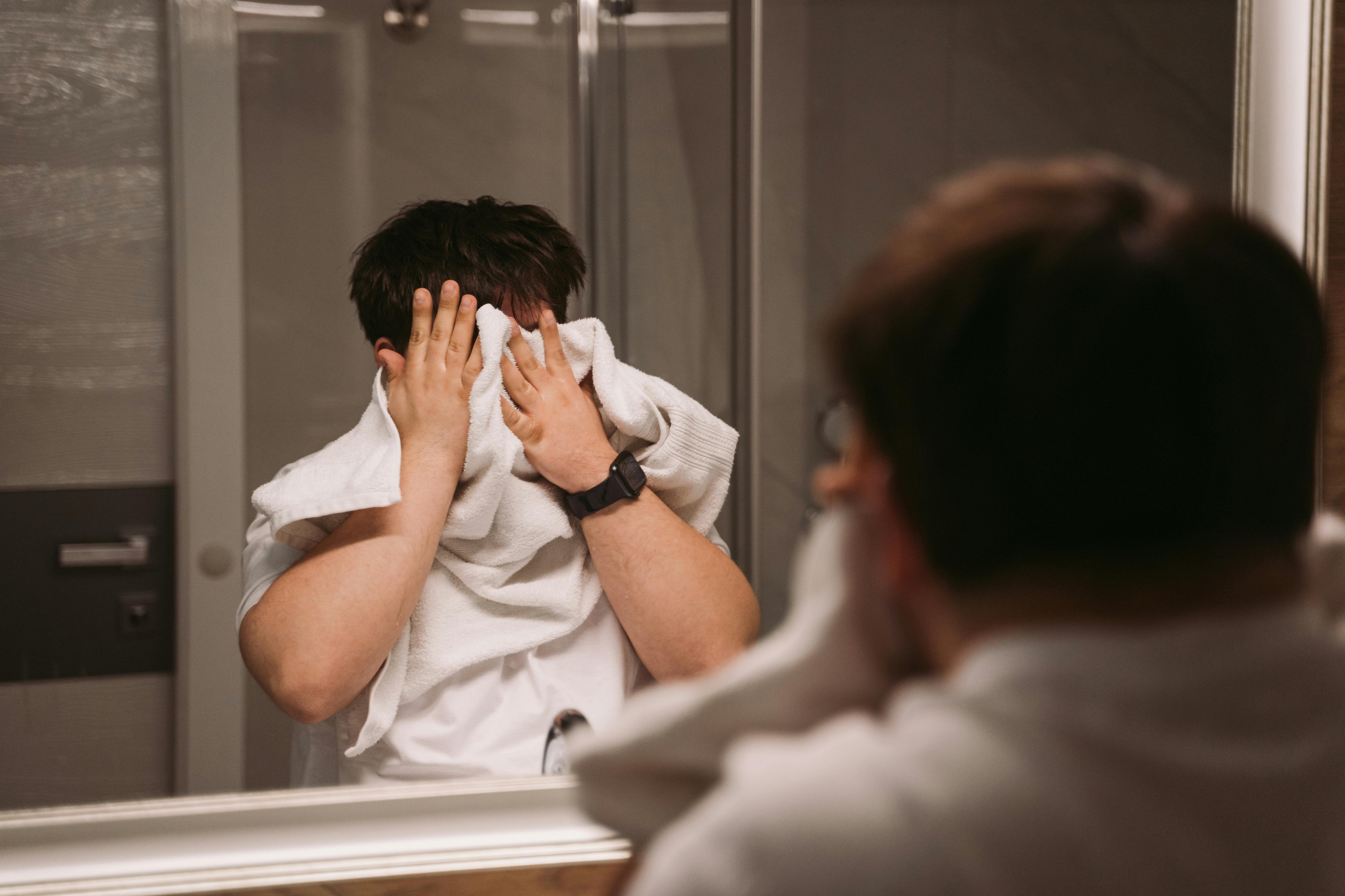 Un hombre se limpia la cara con una toalla | Fuente: Pexels