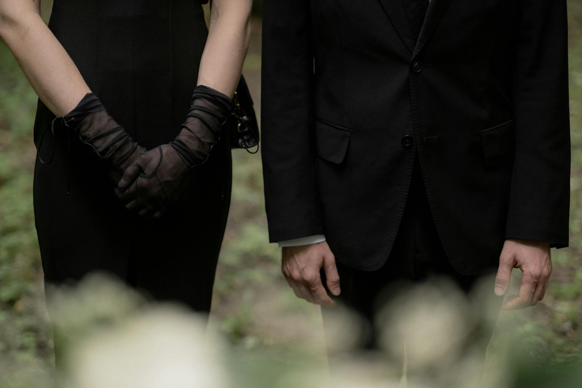 Un hombre y una mujer vestidos de negro | Fuente: Pexels