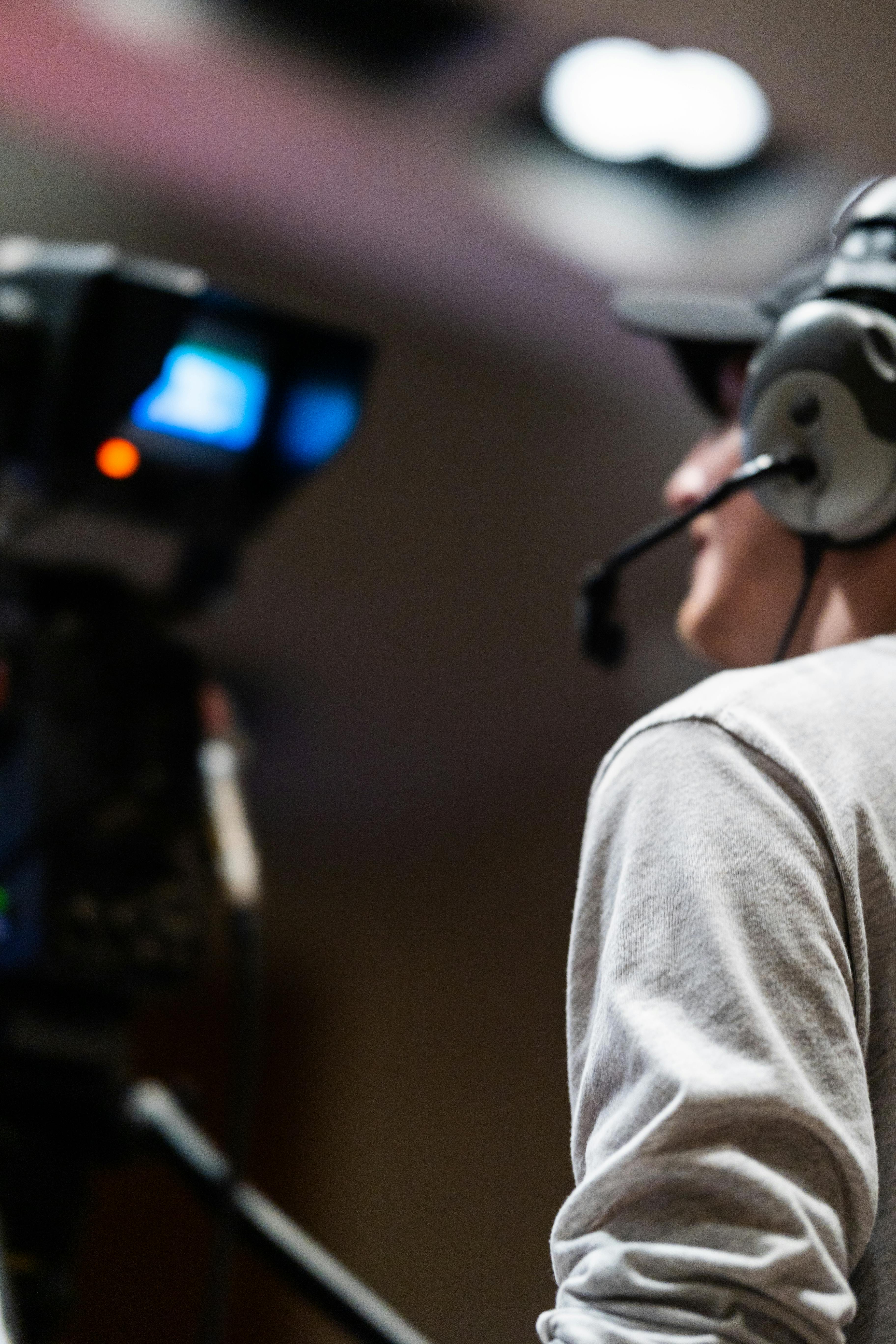 Una persona manejando una cámara | Fuente: Pexels