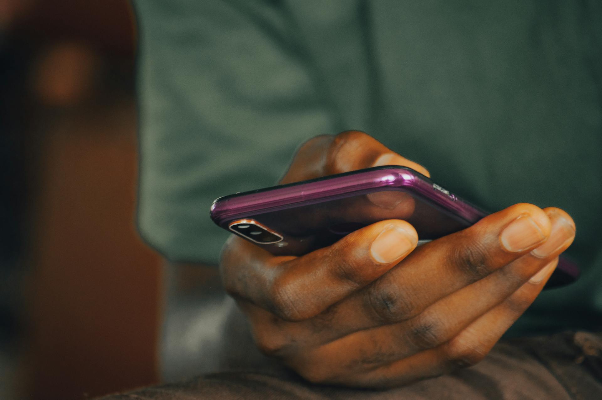 Un hombre usando su teléfono | Fuente: Pexels