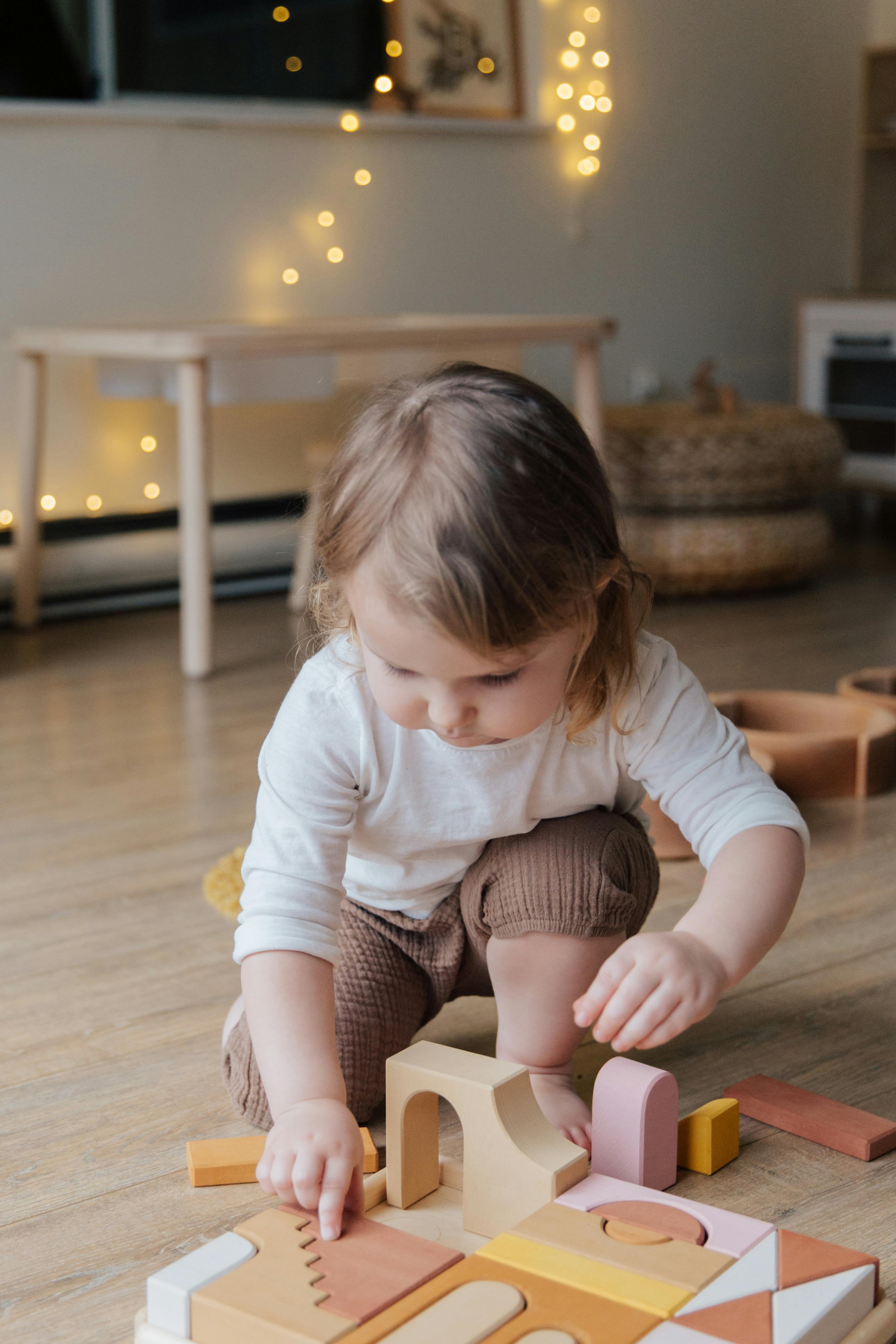 Una niña jugando con sus juguetes | Fuente: Pexels