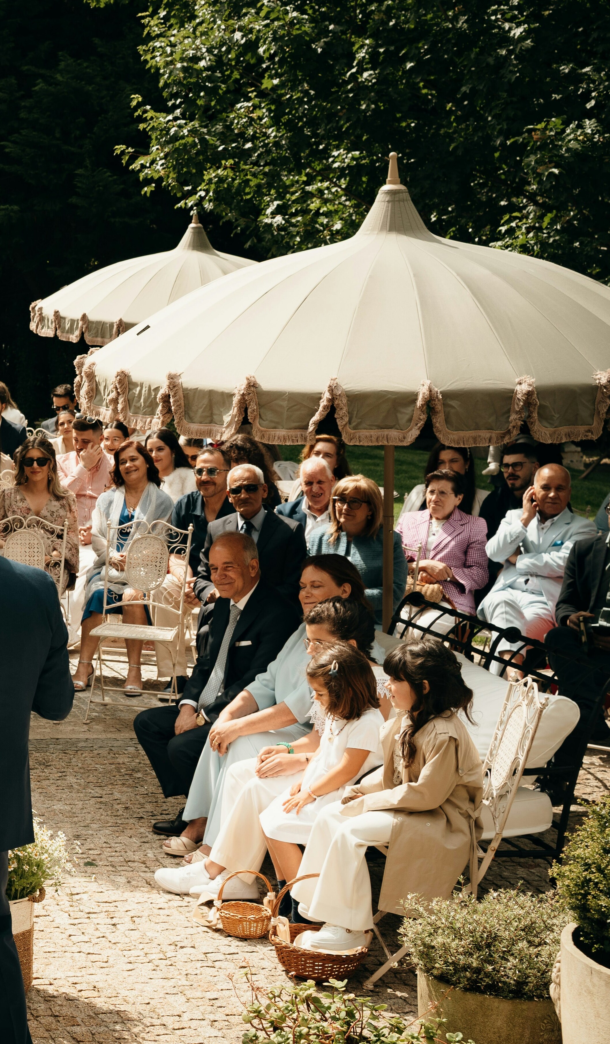 Invitados a una boda al aire libre | Fuente: Unsplash