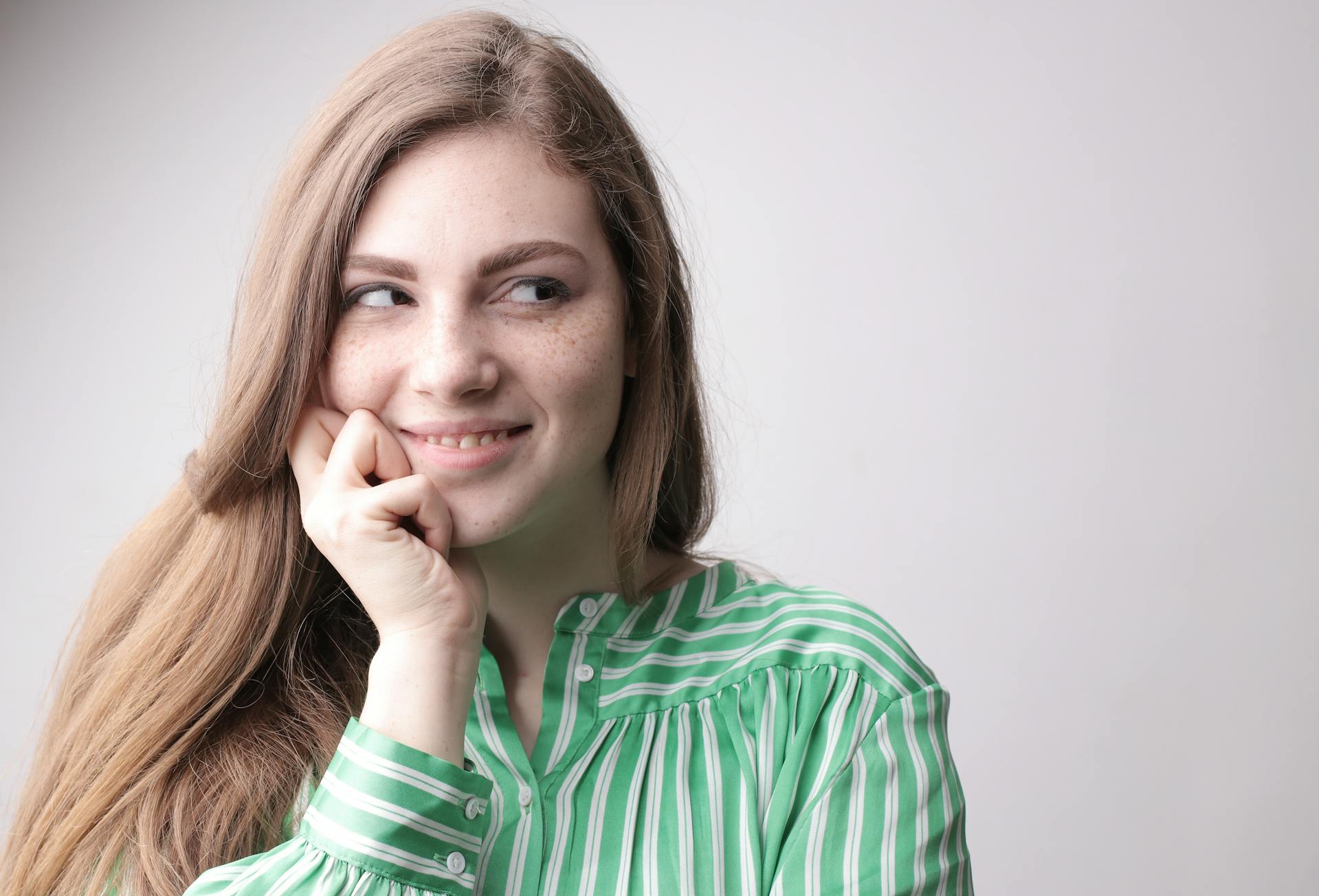 Una mujer mirando de reojo | Fuente: Pexels
