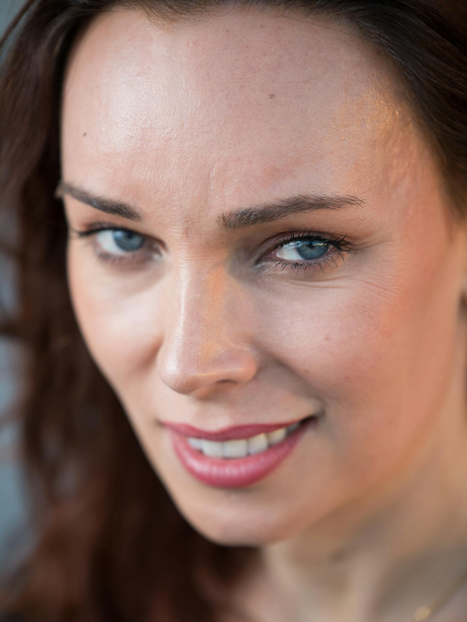 Una mujer con una sonrisa que parece falsa | Fuente: Pexels