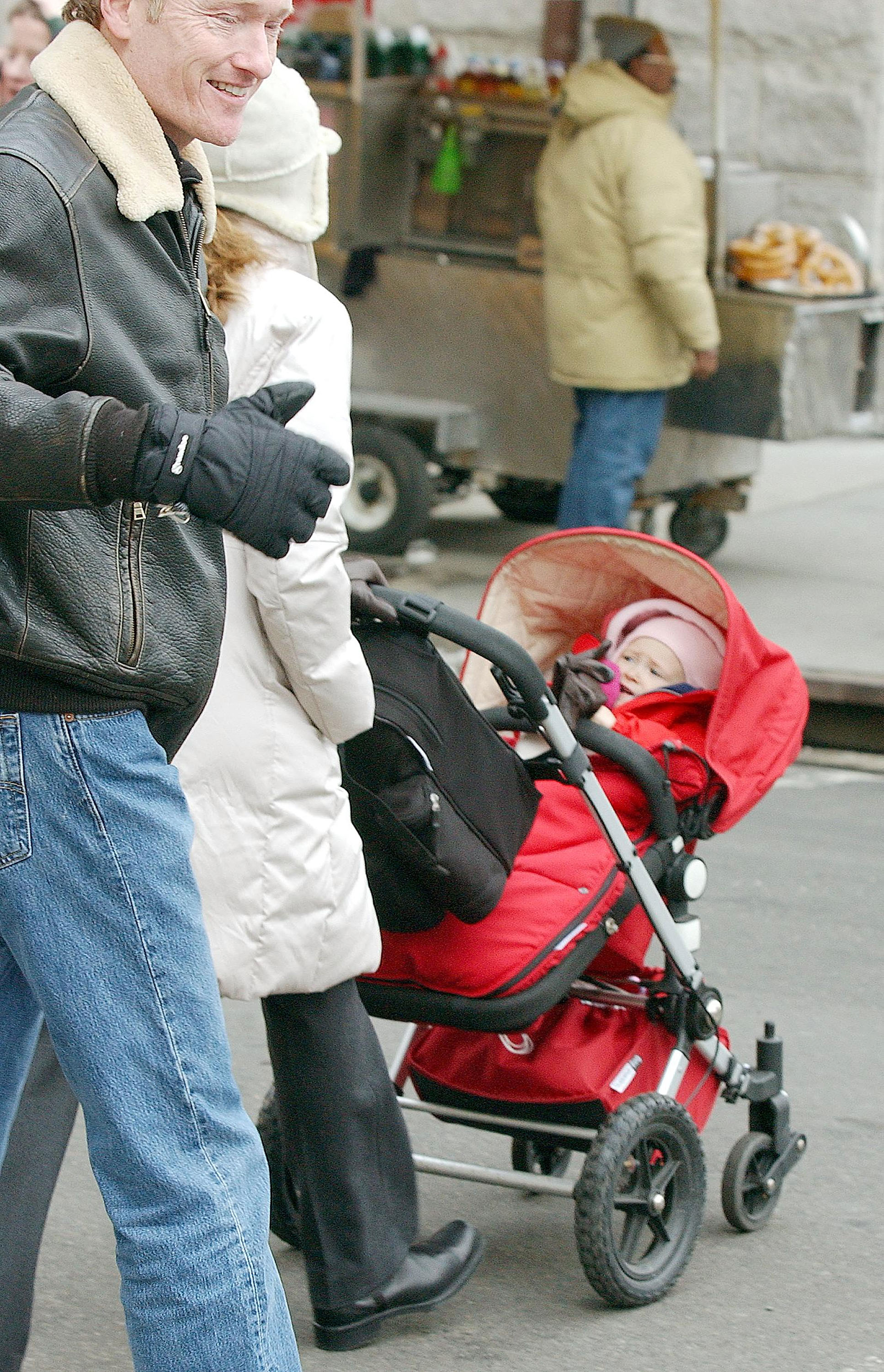 Conan, Liza y Neve O'Brien vistos en Central Park west el 26 de febrero de 2005, en Nueva York. | Fuente: Getty Images
