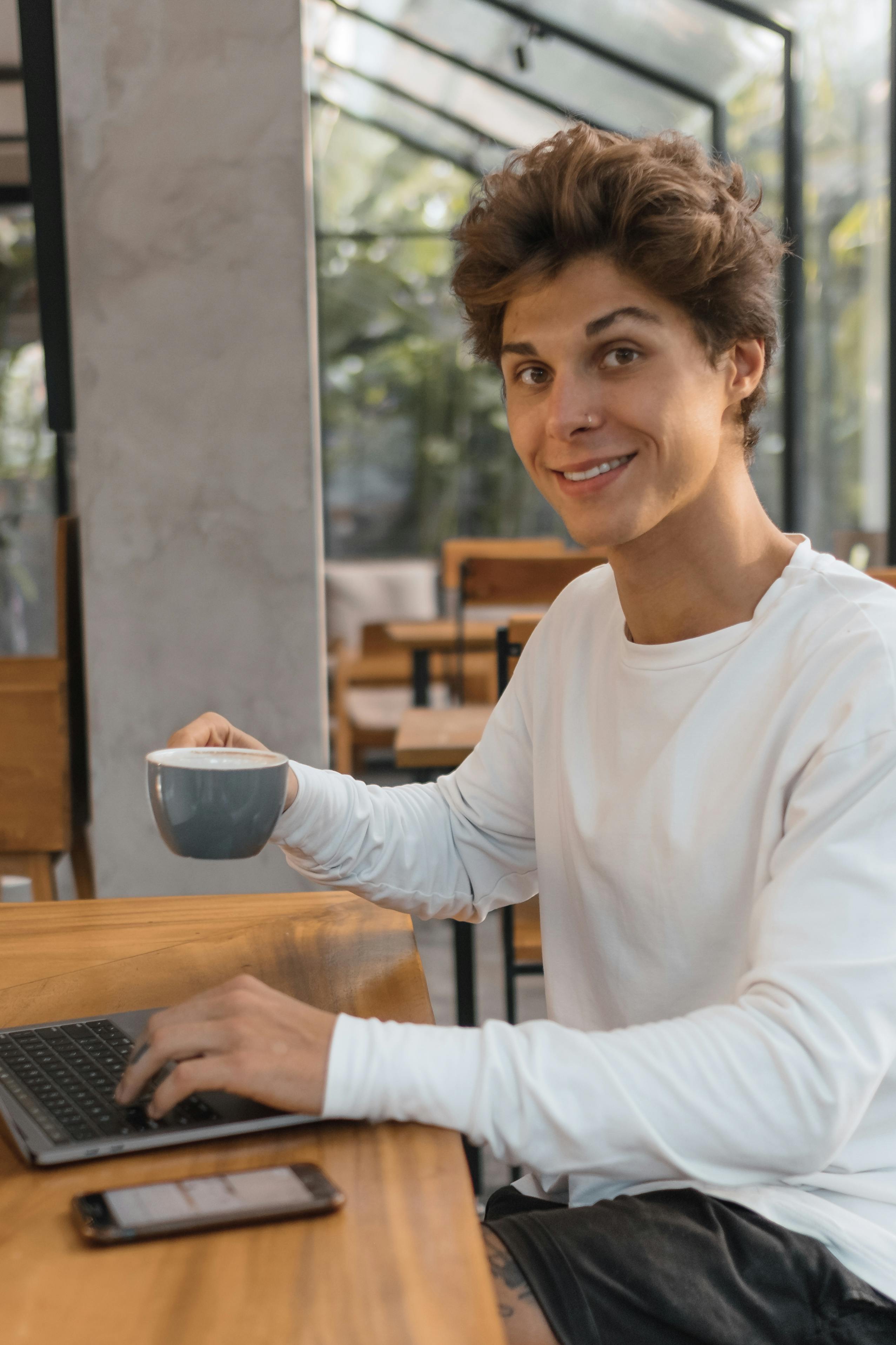 Joven bebiendo café | Fuente: Pexels