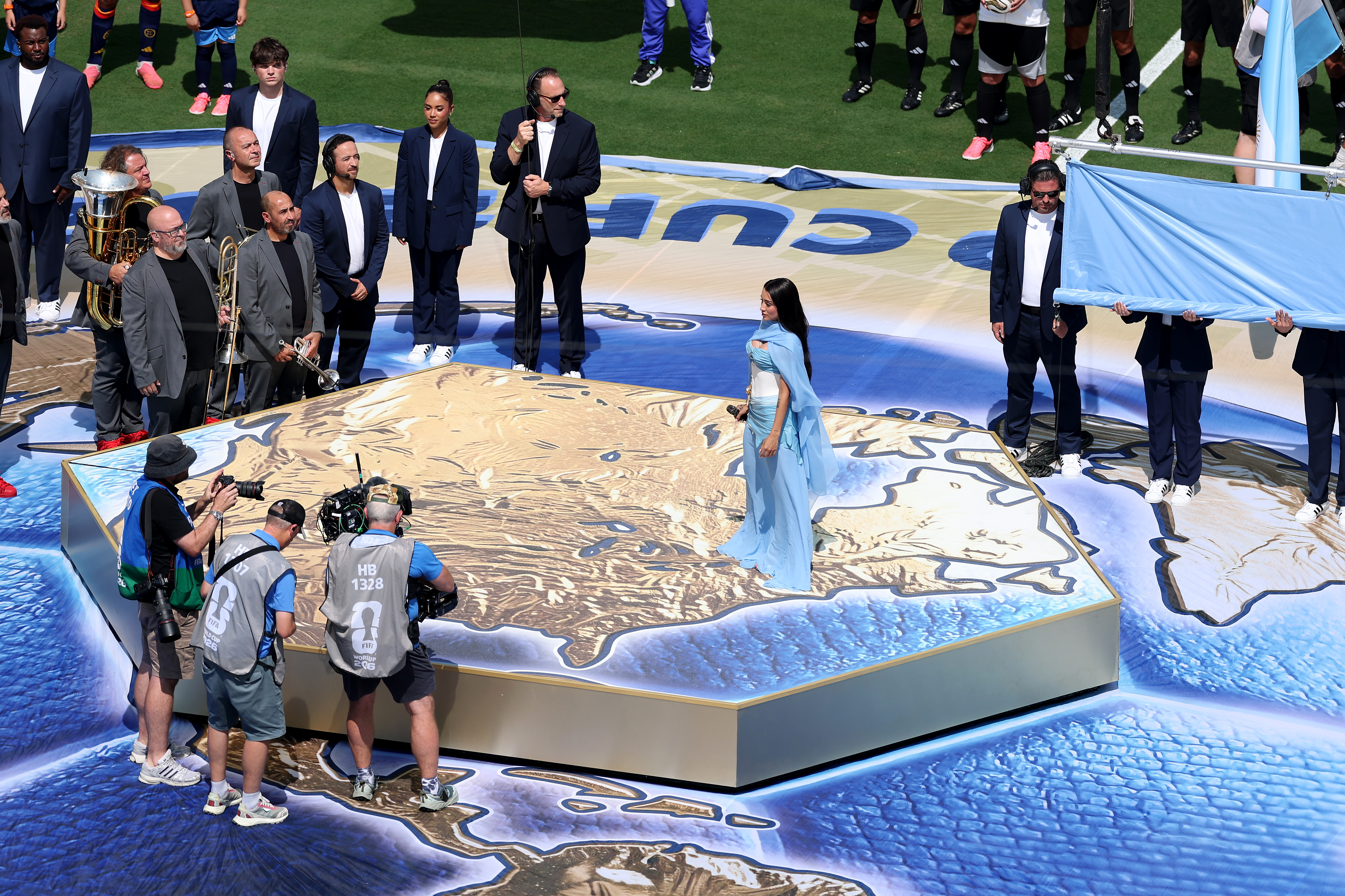 María Becerra interpreta el himno nacional argentino antes de la final de la Copa Mundial de la FIFA 2026 entre España y Argentina en el New York New Jersey Stadium el 19 de julio de 2026 en East Rutherford, Nueva Jersey. | Fuente: Getty Images
