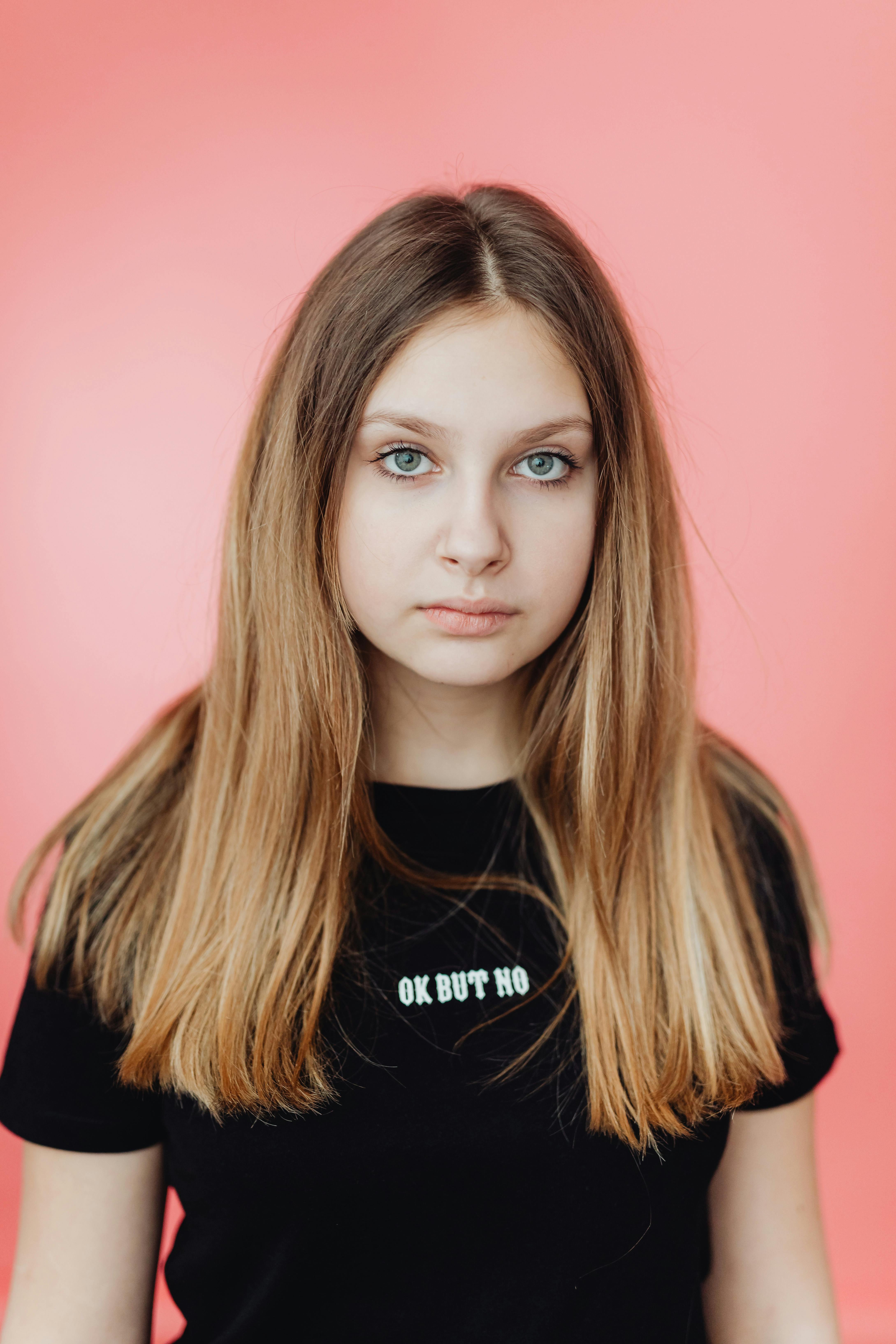 Una adolescente seria | Fuente: Pexels