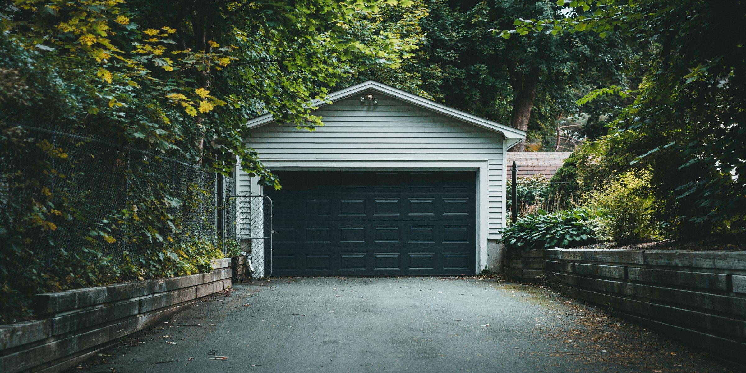 A driveway leading up to a closed garage door | Source: Pexels