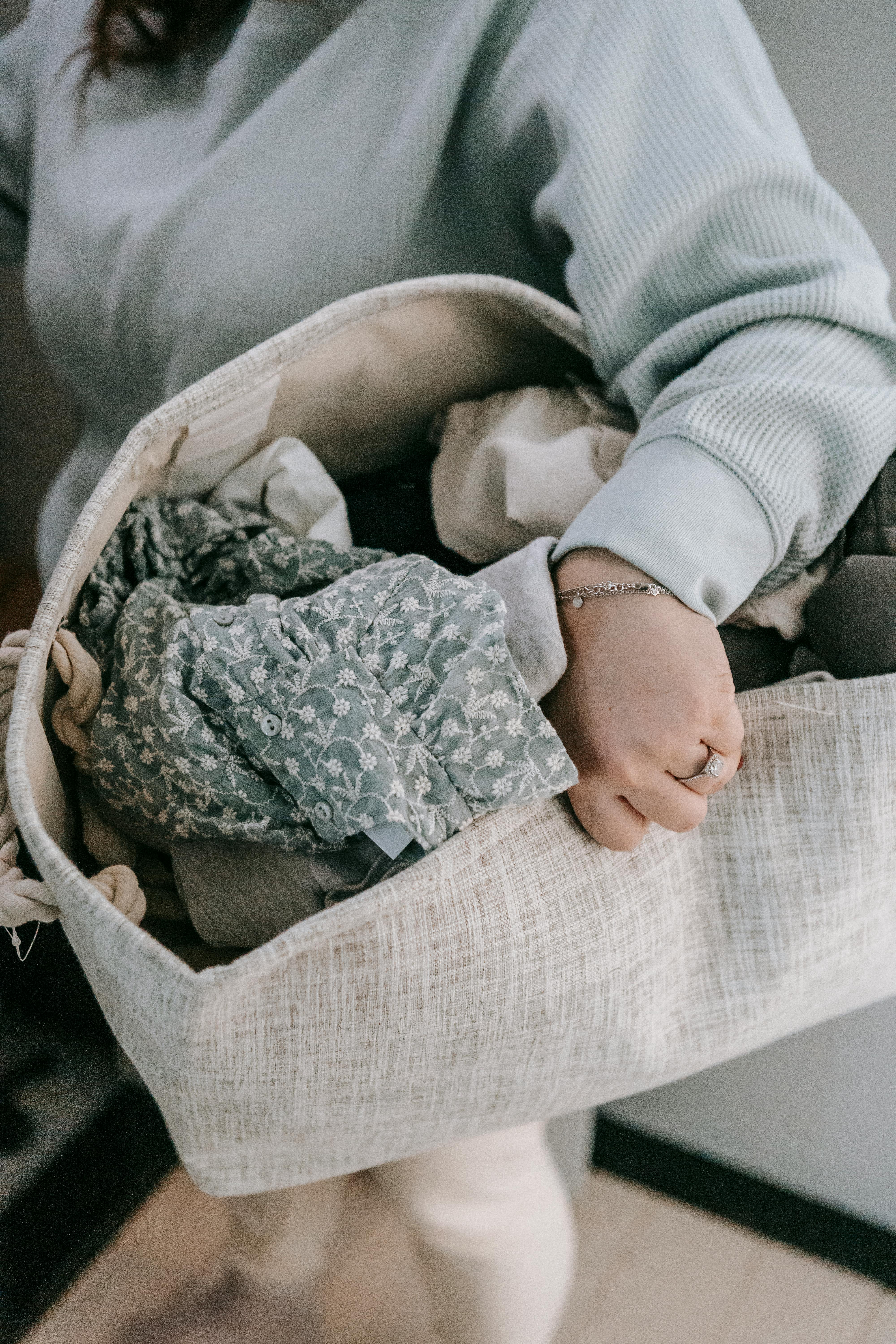 Una mujer con una cesta de ropa | Fuente: Pexels