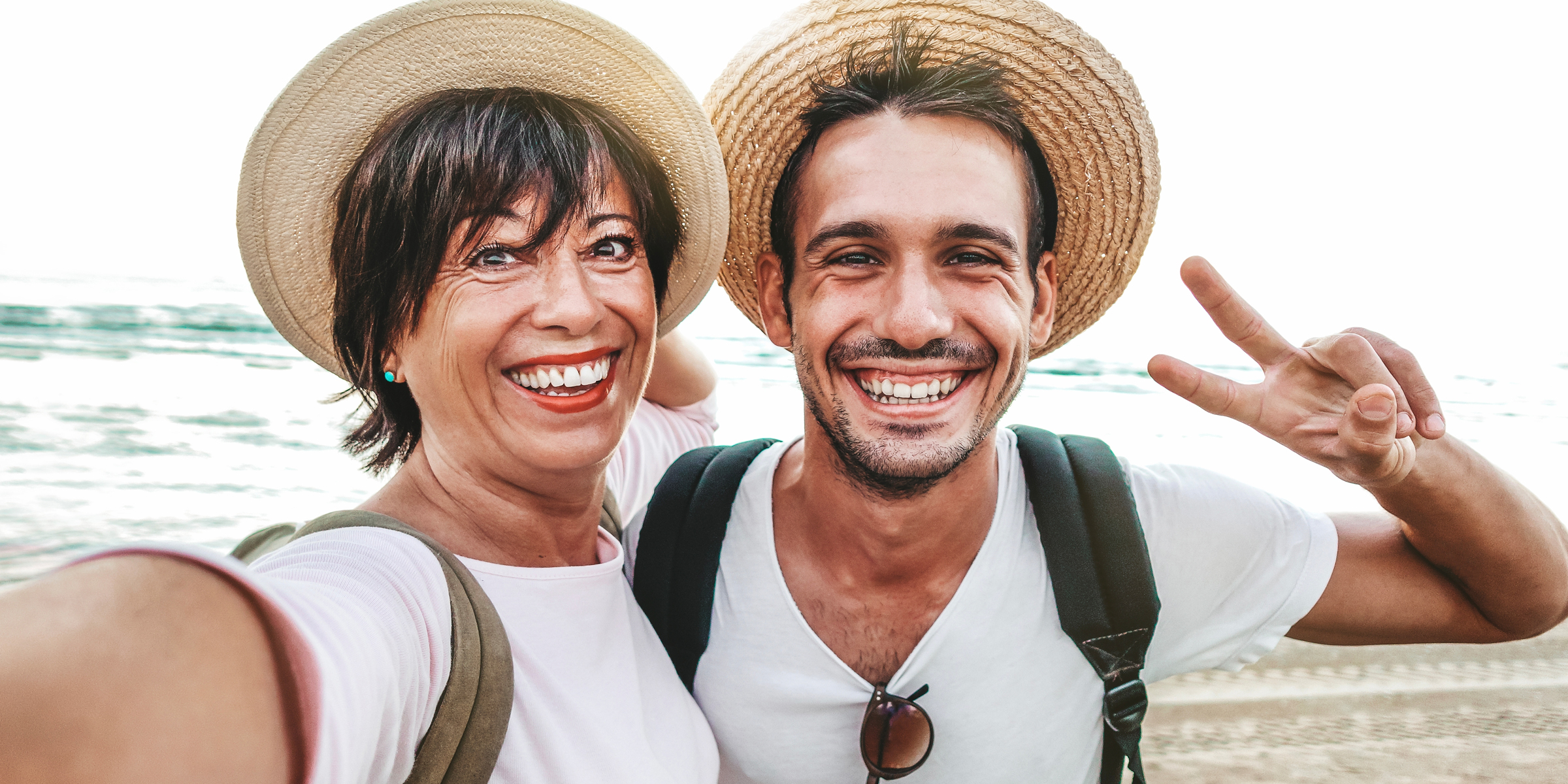 Madre e hijo se hace un selfie | Fuente: Shutterstock
