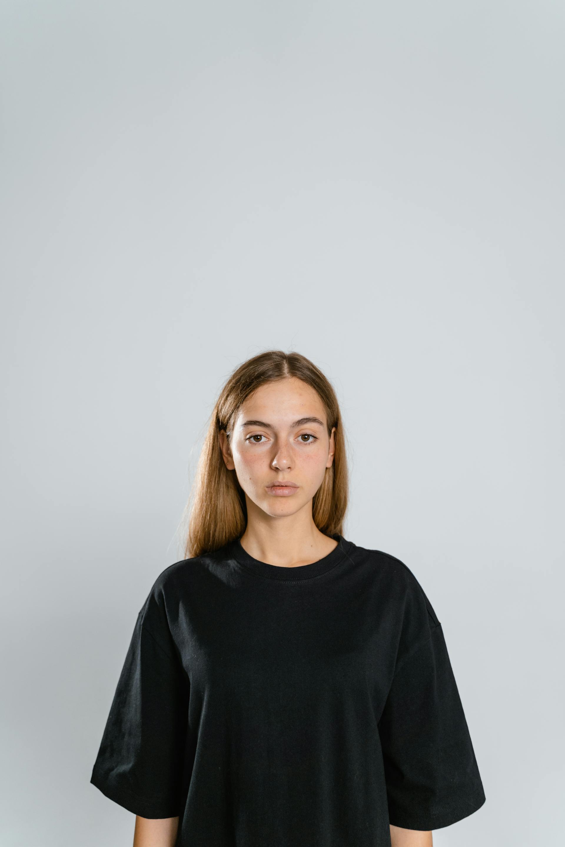 Una adolescente con cara seria | Fuente: Pexels