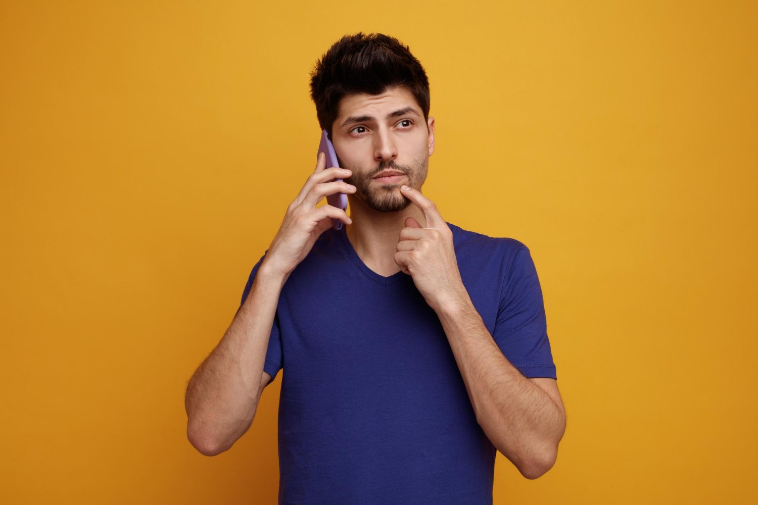 Un hombre pensativo hablando por teléfono | Fuente: Freepik