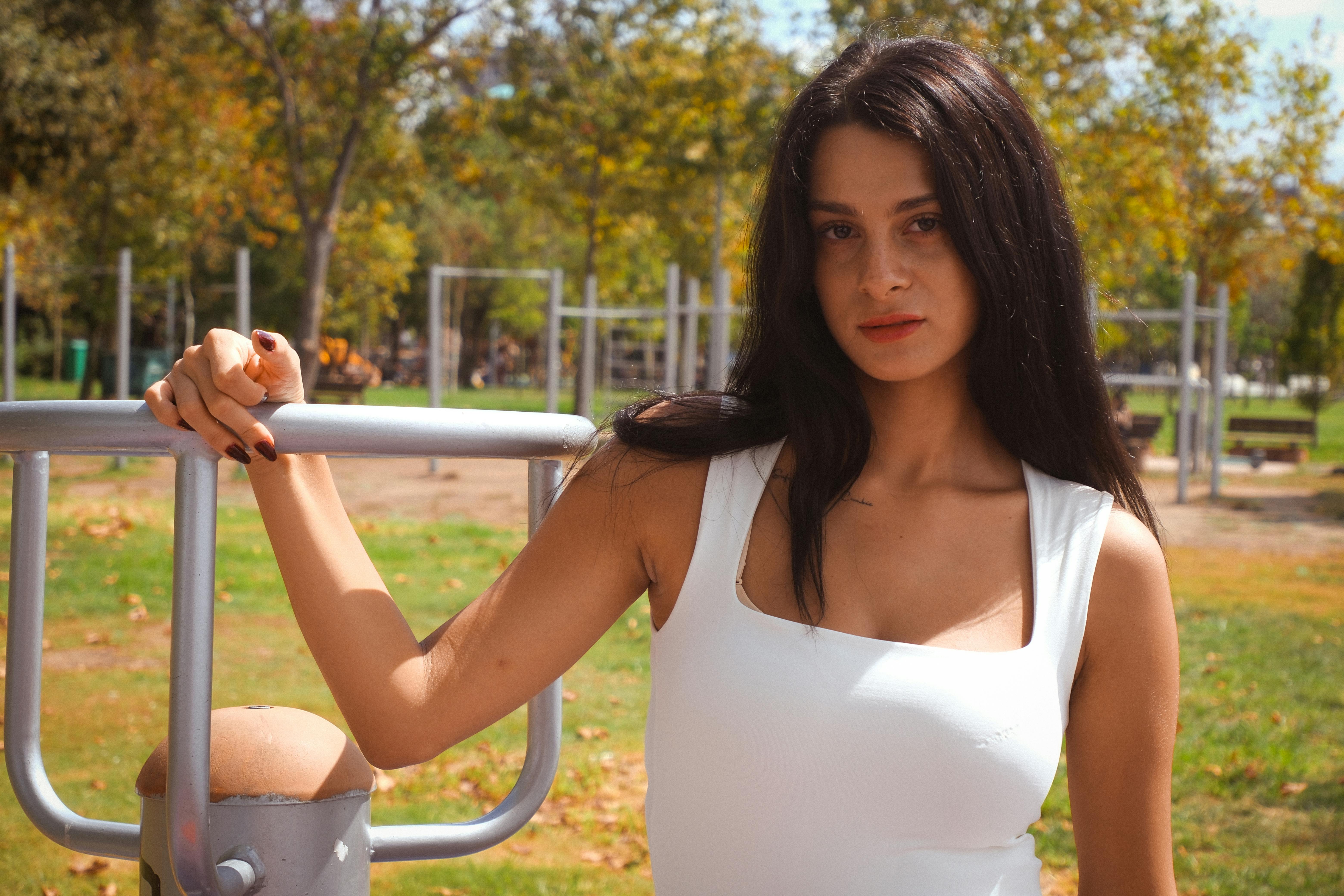 Mujer posando al aire libre | Fuente: Pexels