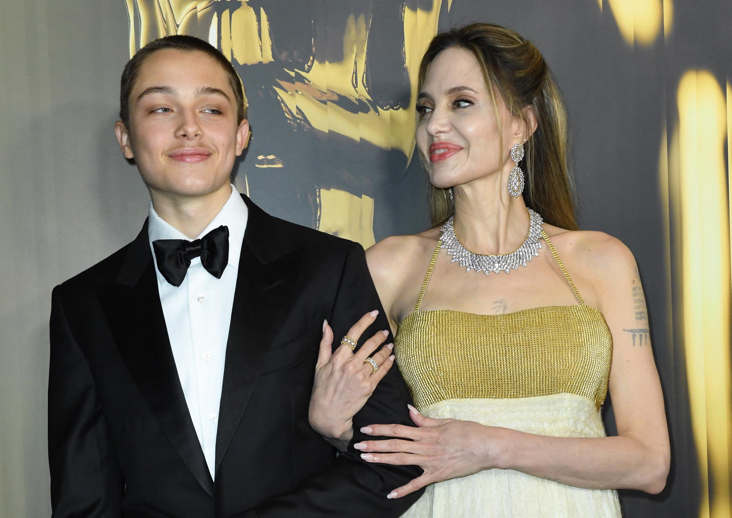 Knox Jolie-Pitt y su madre, Angelina Jolie, en la 15ª edición de los Premios de los Gobernadores de la Academia de las Artes y las Ciencias Cinematográficas en el Ray Dolby Ballroom de Los Ángeles el 17 de noviembre de 2024 | Fuente: Getty Images